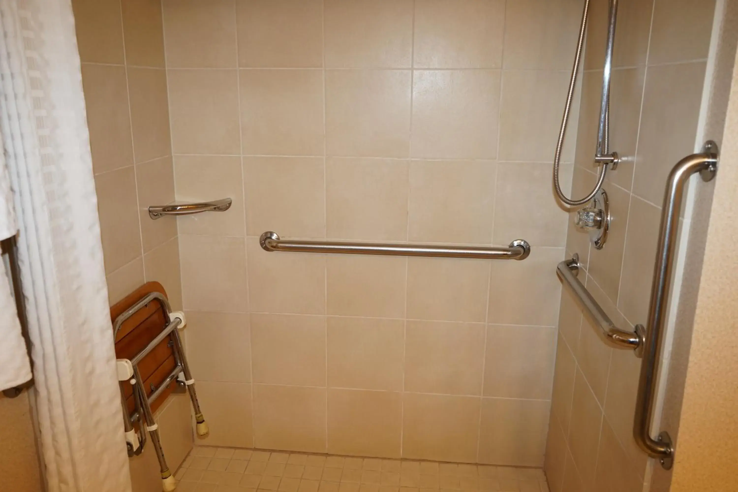 Queen Room with Mobility Access and Roll-in Shower, Non-Smoking in Wingate by Wyndham Bellingham Heritage Inn Queen Room with Mobility Access and Roll-in Shower, Non-Smoking in Wingate by Wyndham Bellingham Heritage Inn