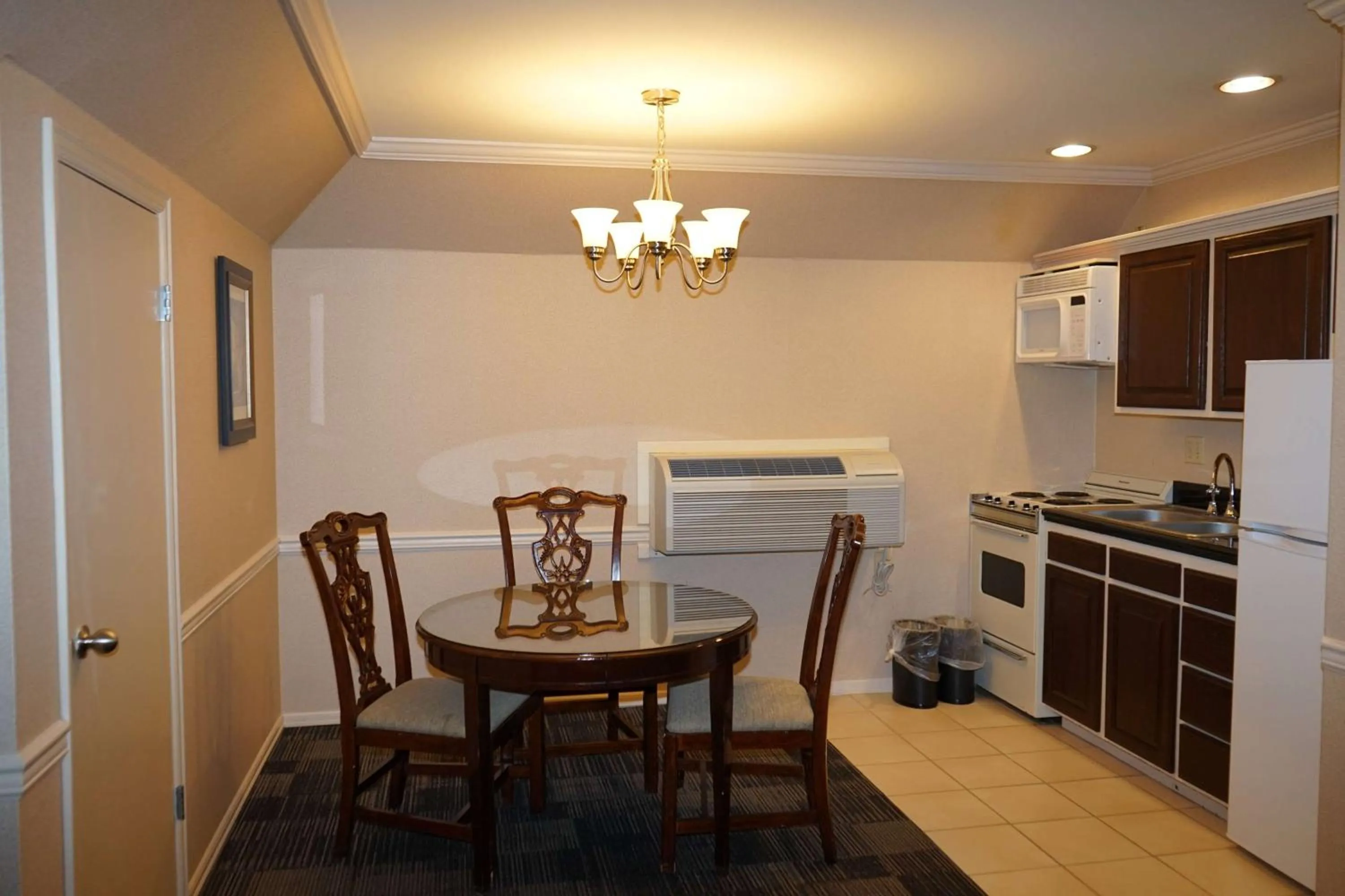 Photo of the whole room in Wingate by Wyndham Bellingham Heritage Inn