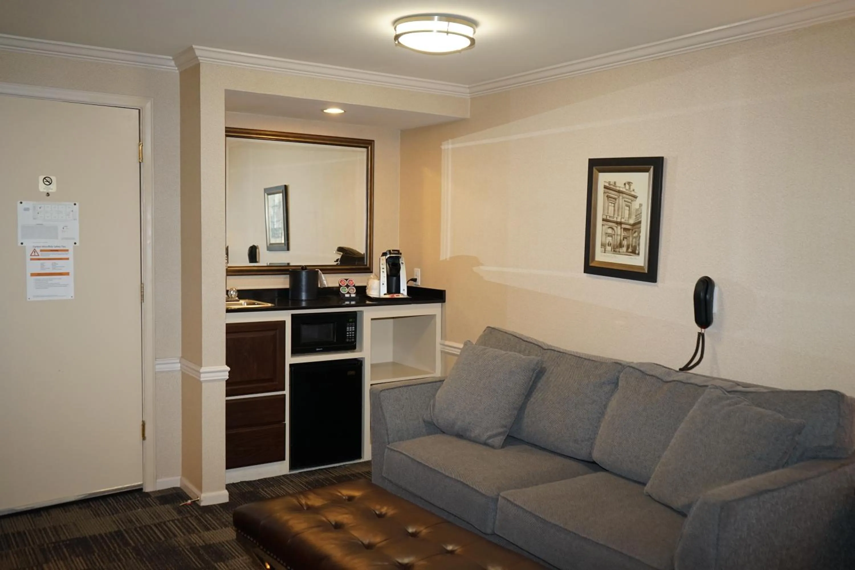 Seating area in Wingate by Wyndham Bellingham Heritage Inn