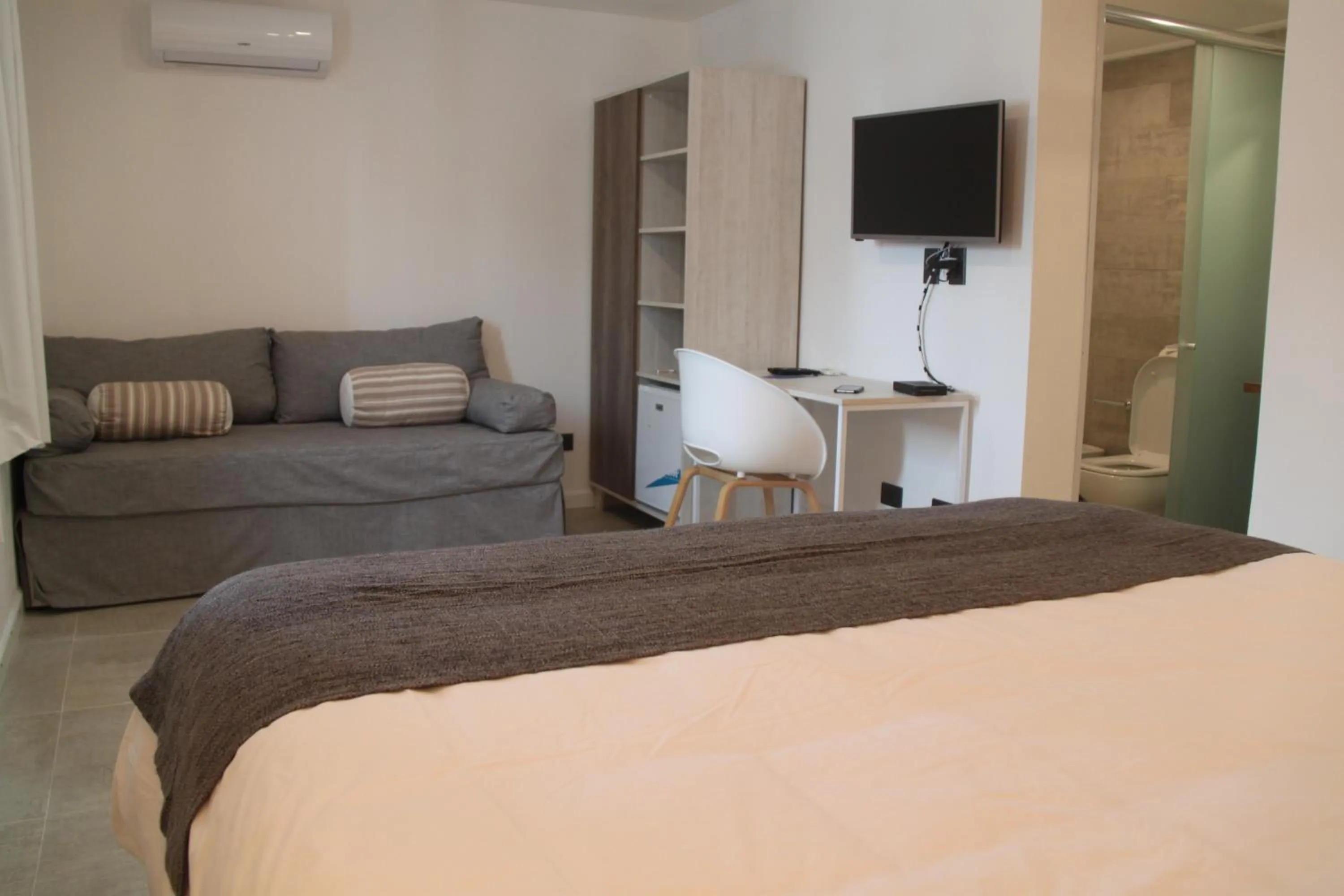 Communal lounge/ TV room, Bed in Hotel Florinda