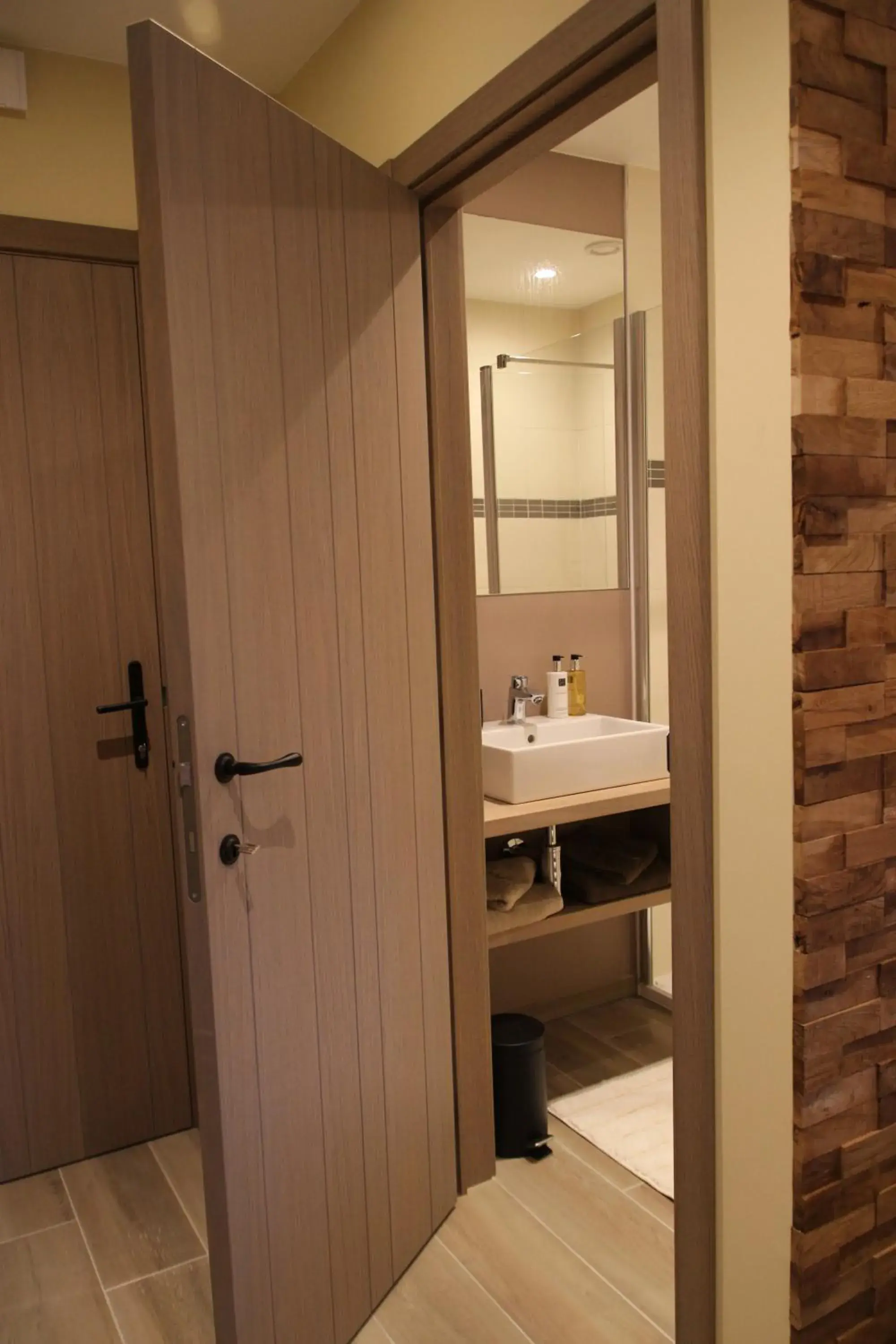 Deluxe Double Room - single occupancy in B&B Dotter 17 Deluxe Double Room - single occupancy in B&B Dotter 17