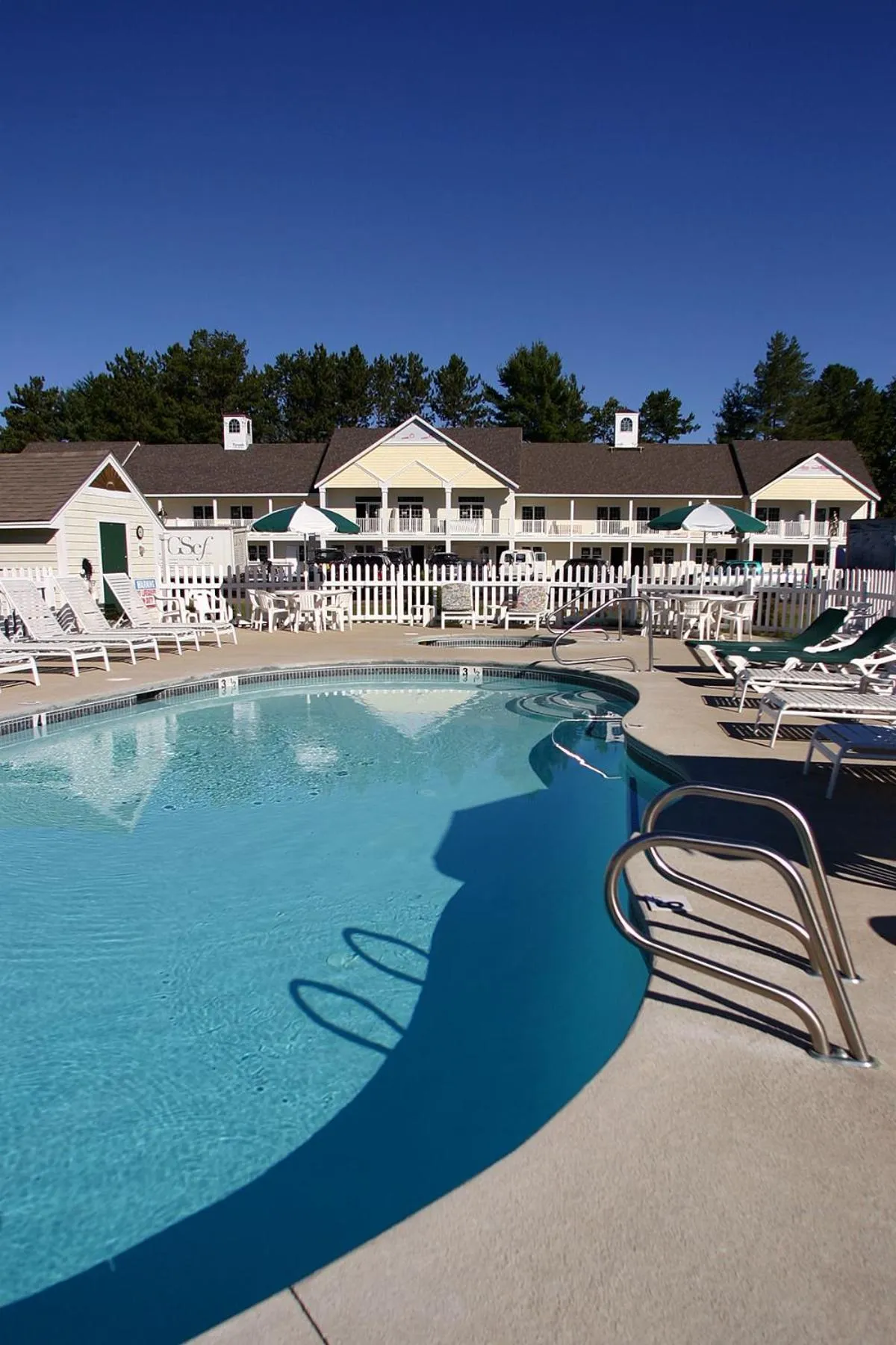 Swimming pool in Golden Gables Inn
