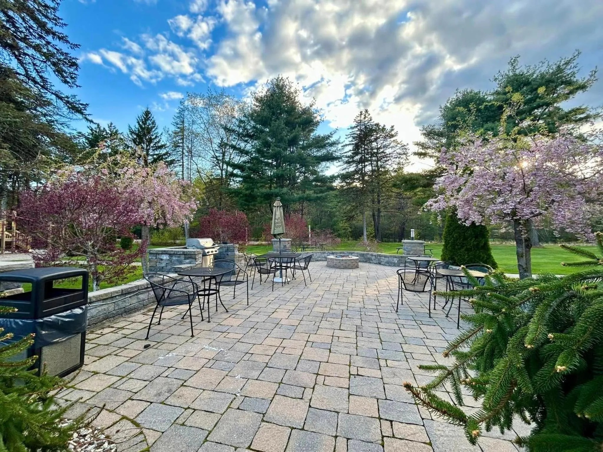 Inner courtyard view in Golden Gables Inn