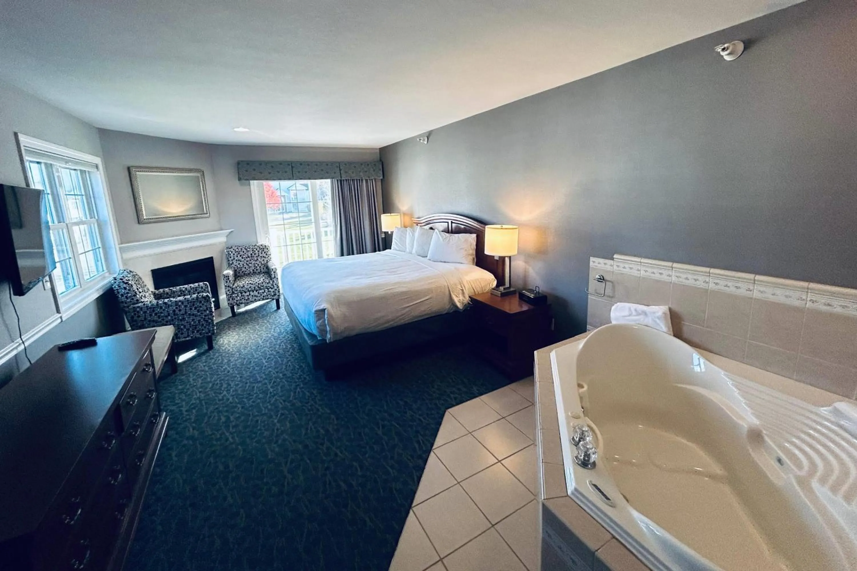 Photo of the whole room, Bed in Golden Gables Inn Dazzler Select by Wyndham