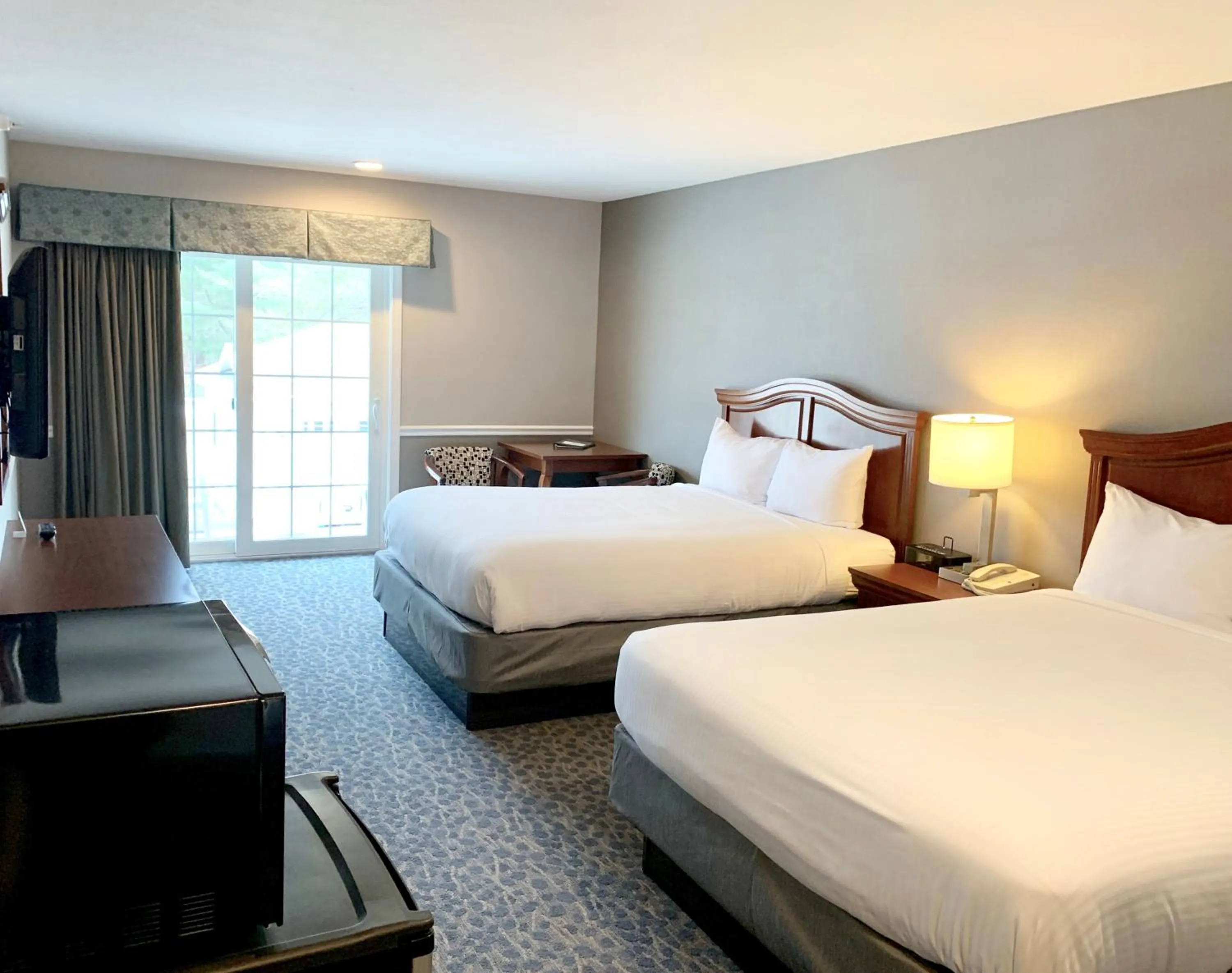 Bedroom, Bed in Golden Gables Inn