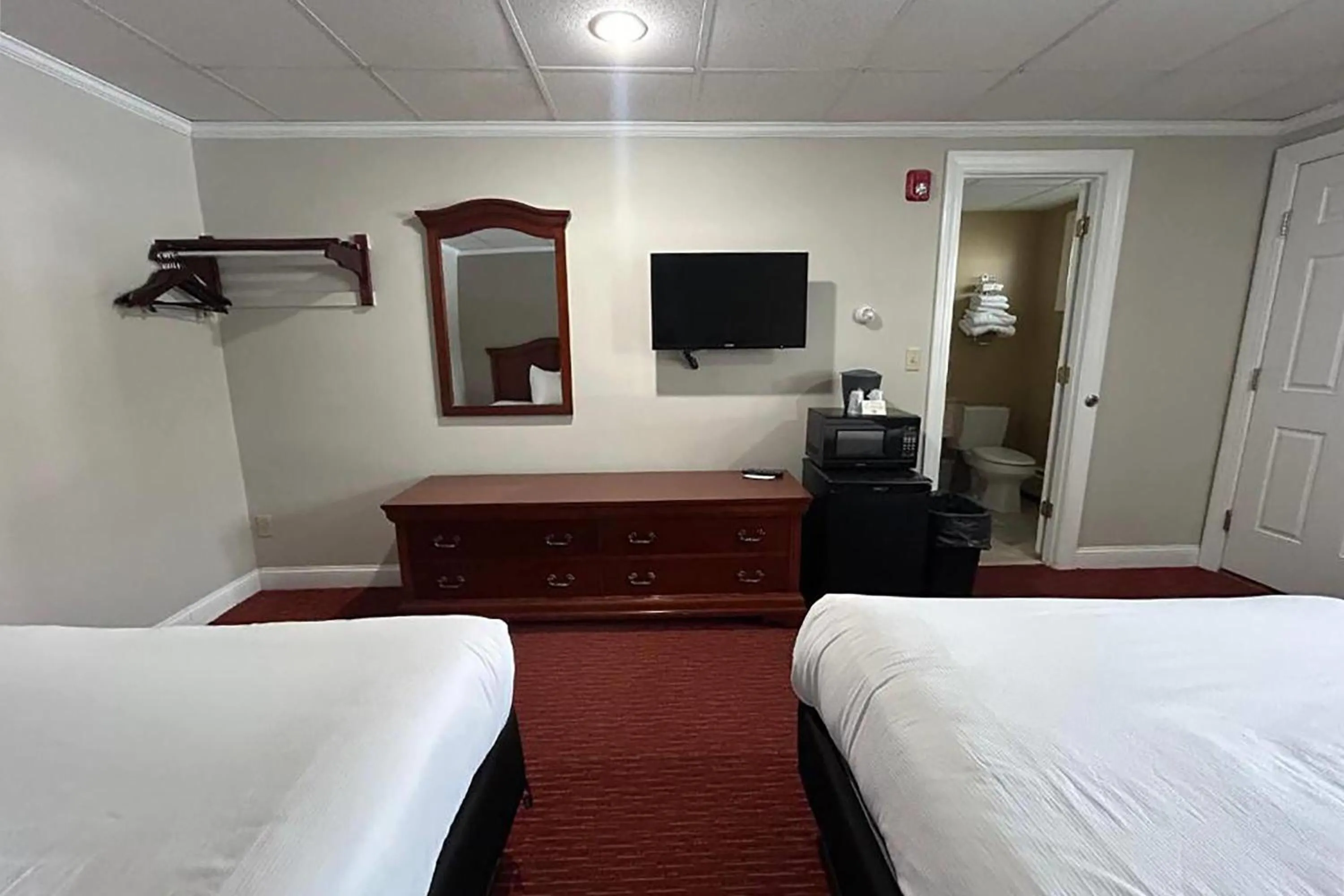 Photo of the whole room, Bed in Golden Gables Inn Dazzler Select by Wyndham