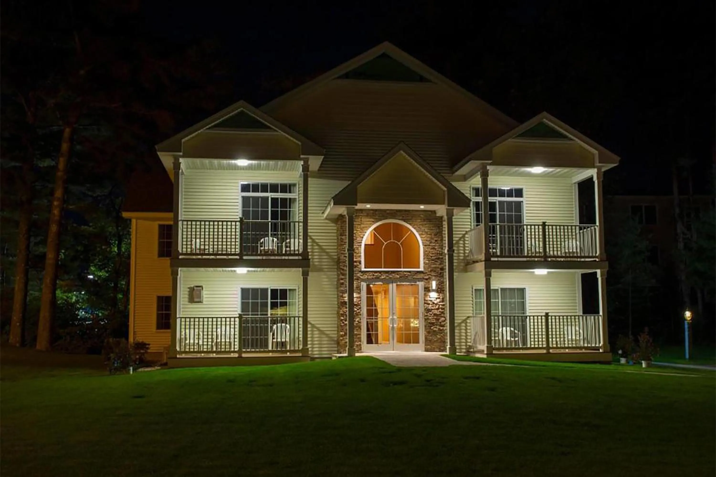 Property building in Golden Gables Inn Dazzler Select by Wyndham