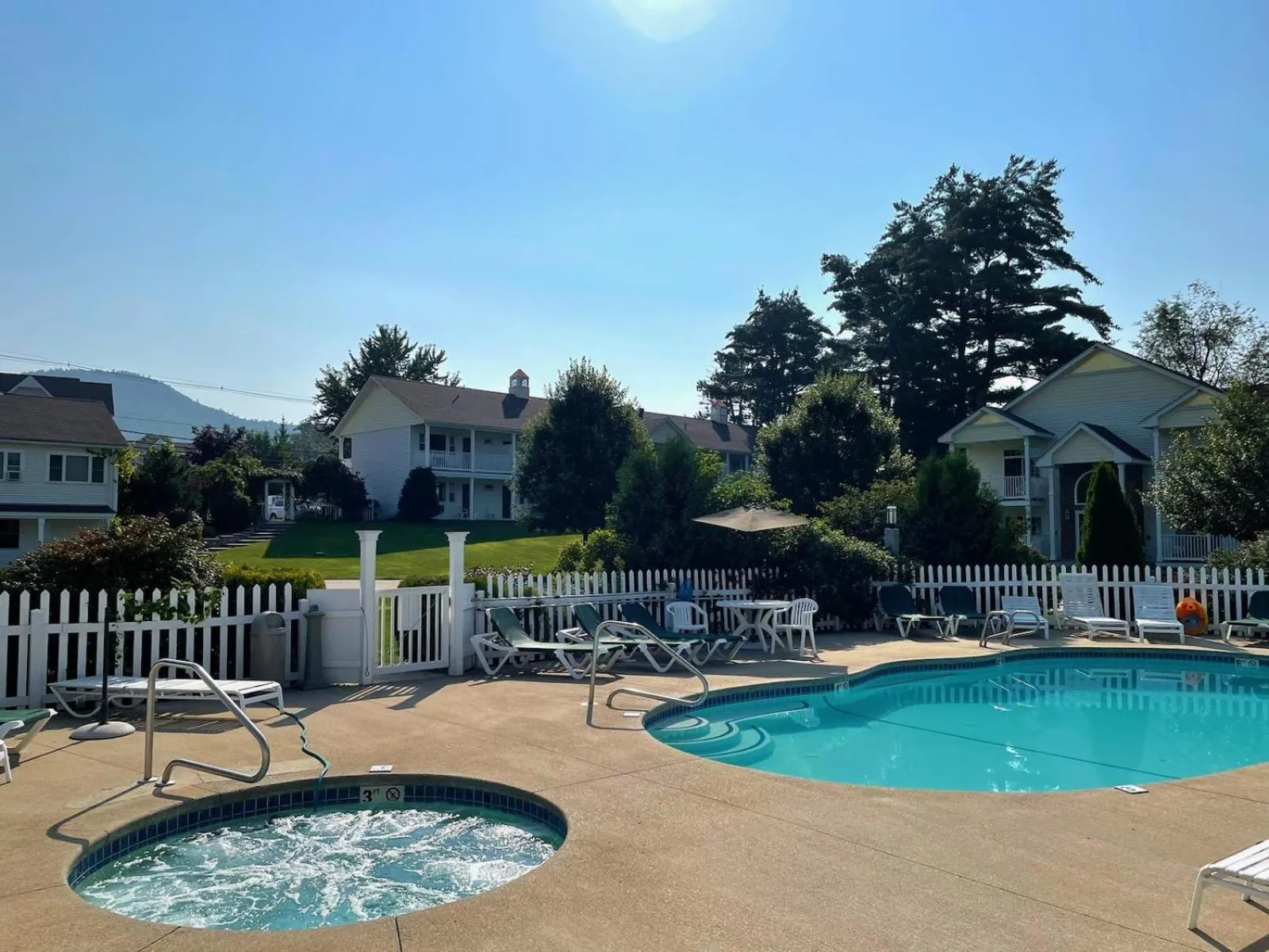 Swimming pool in Golden Gables Inn