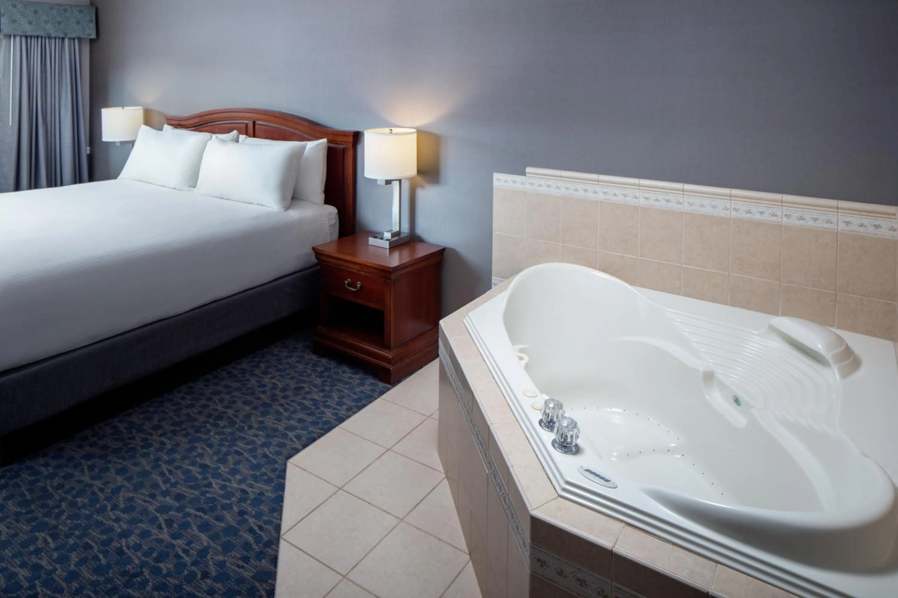 Hot Tub, Bed in Golden Gables Inn