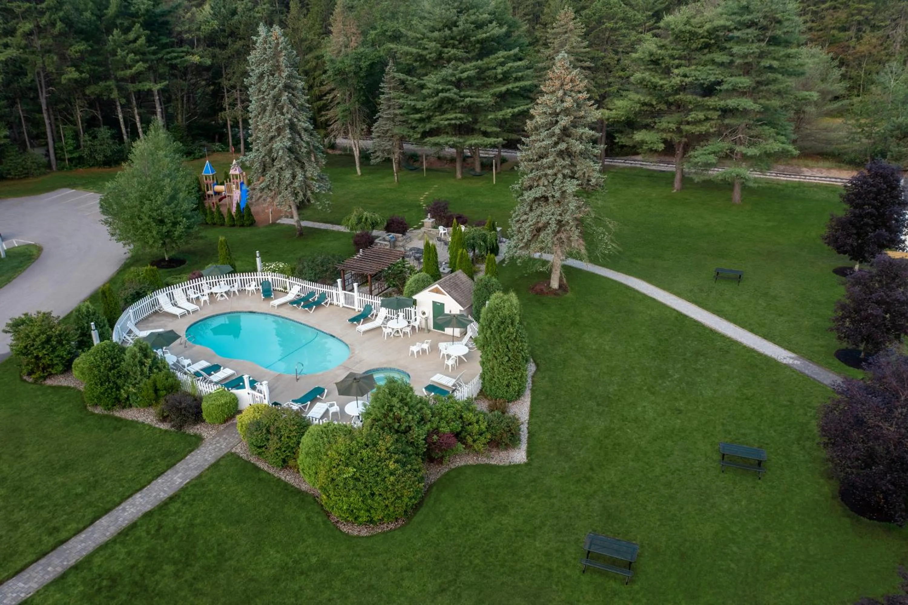 Swimming pool in Golden Gables Inn