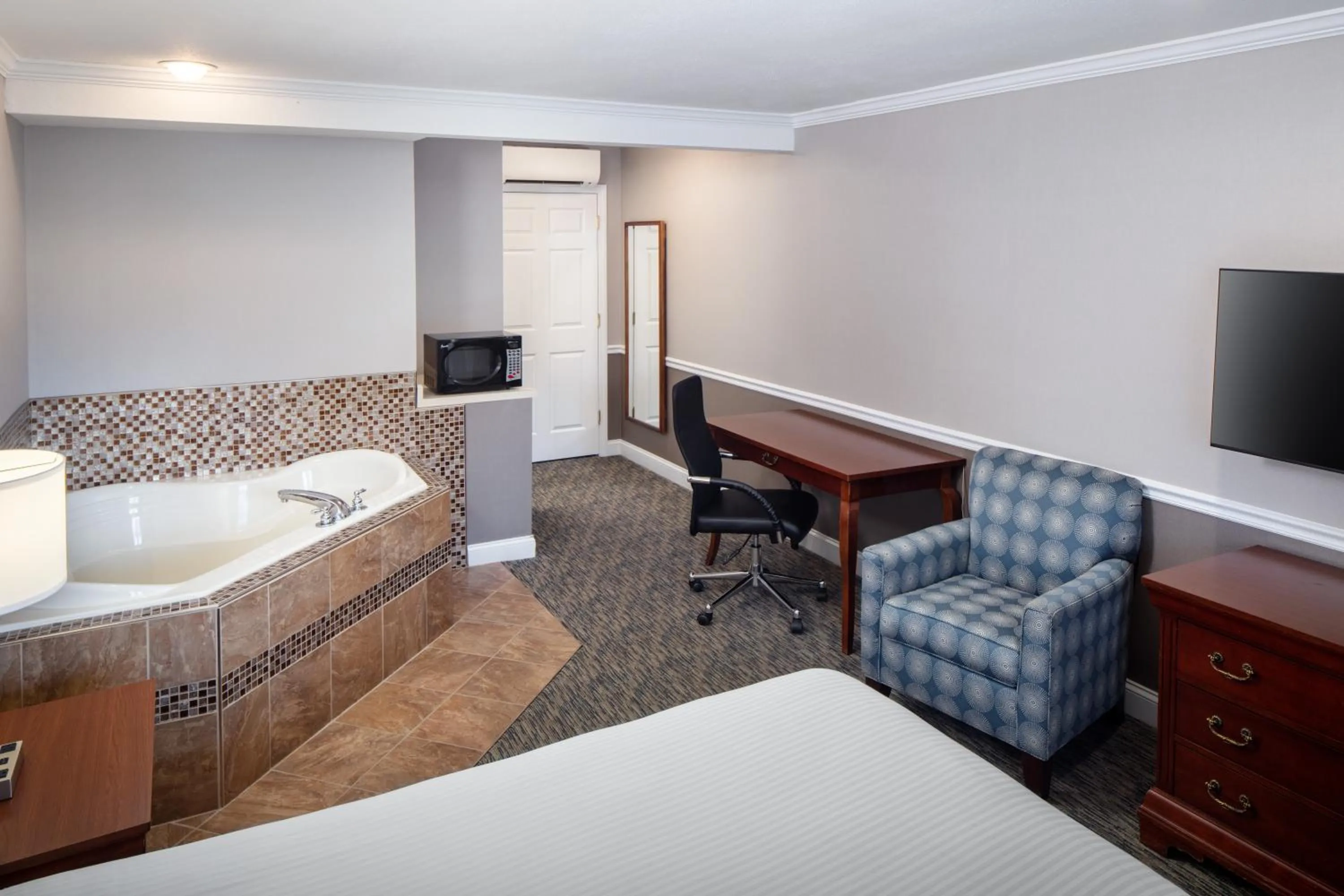 Hot Tub, Bed in Golden Gables Inn