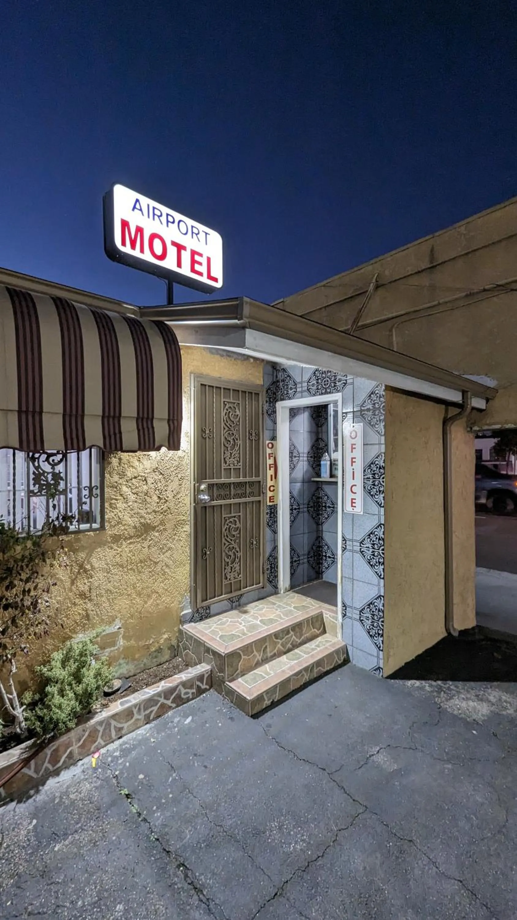 Property building in Airport Motel - Inglewood
