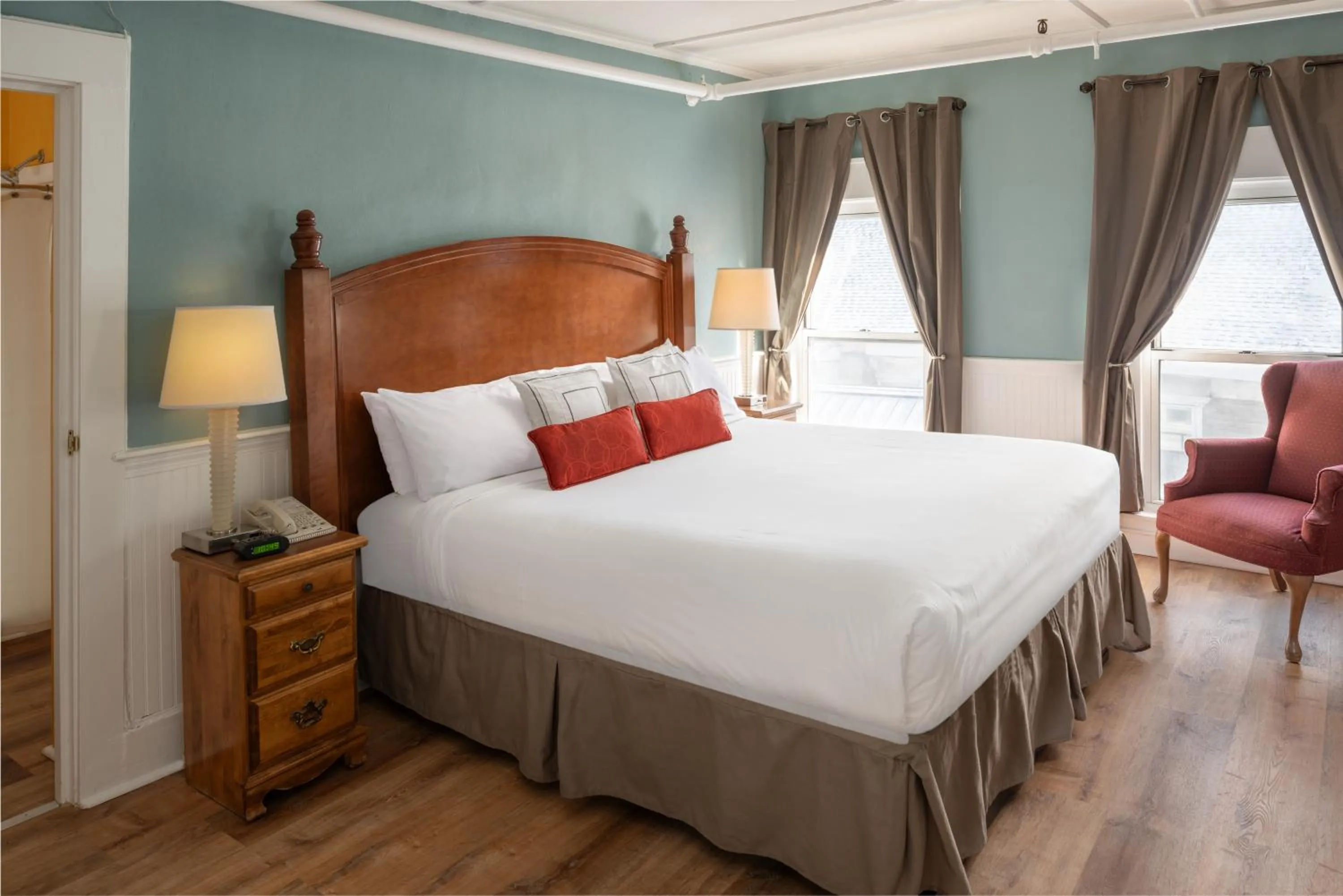 Bedroom, Bed in Thayers Inn