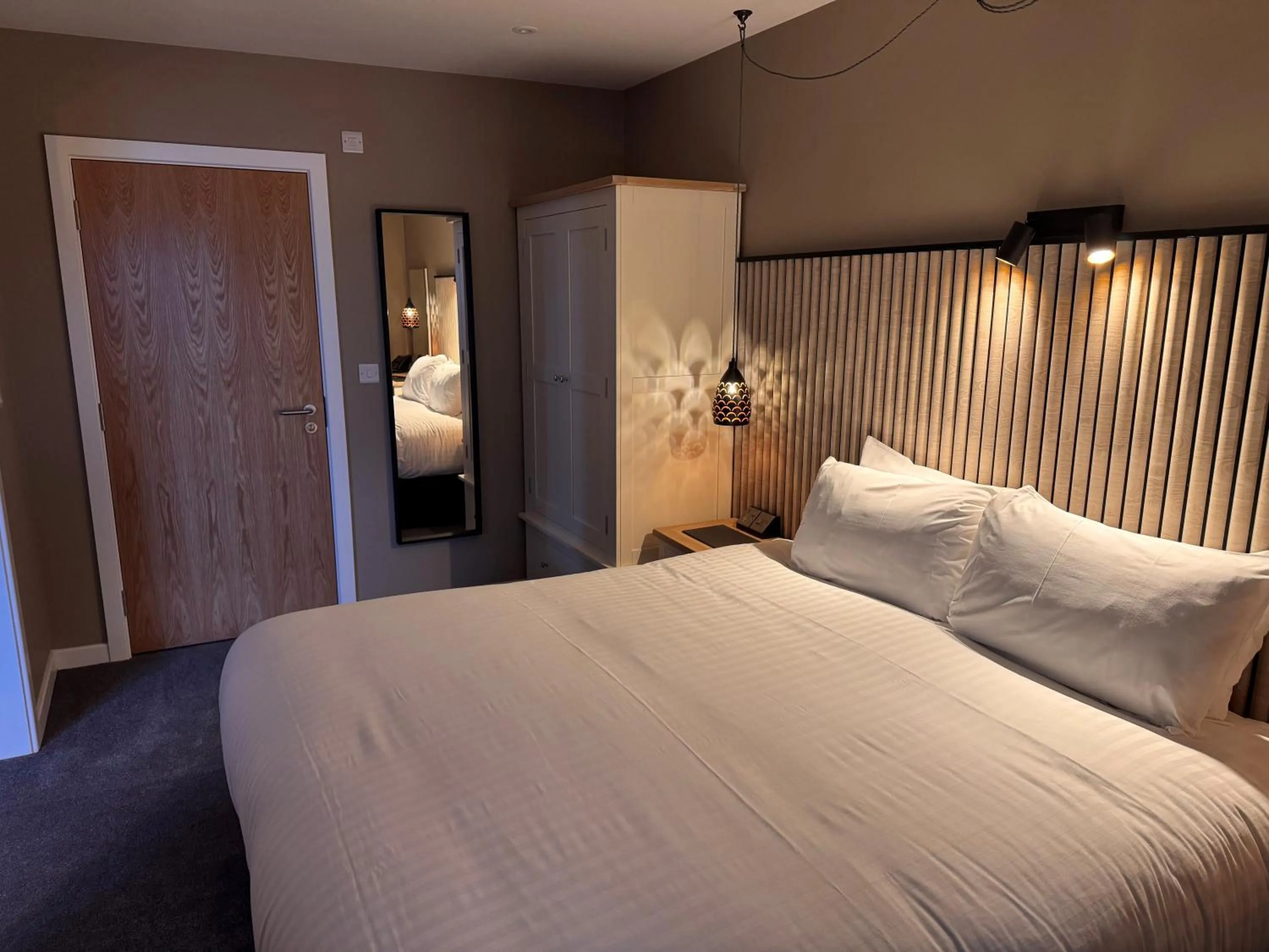 Bedroom, Bed in South Lawn Hotel