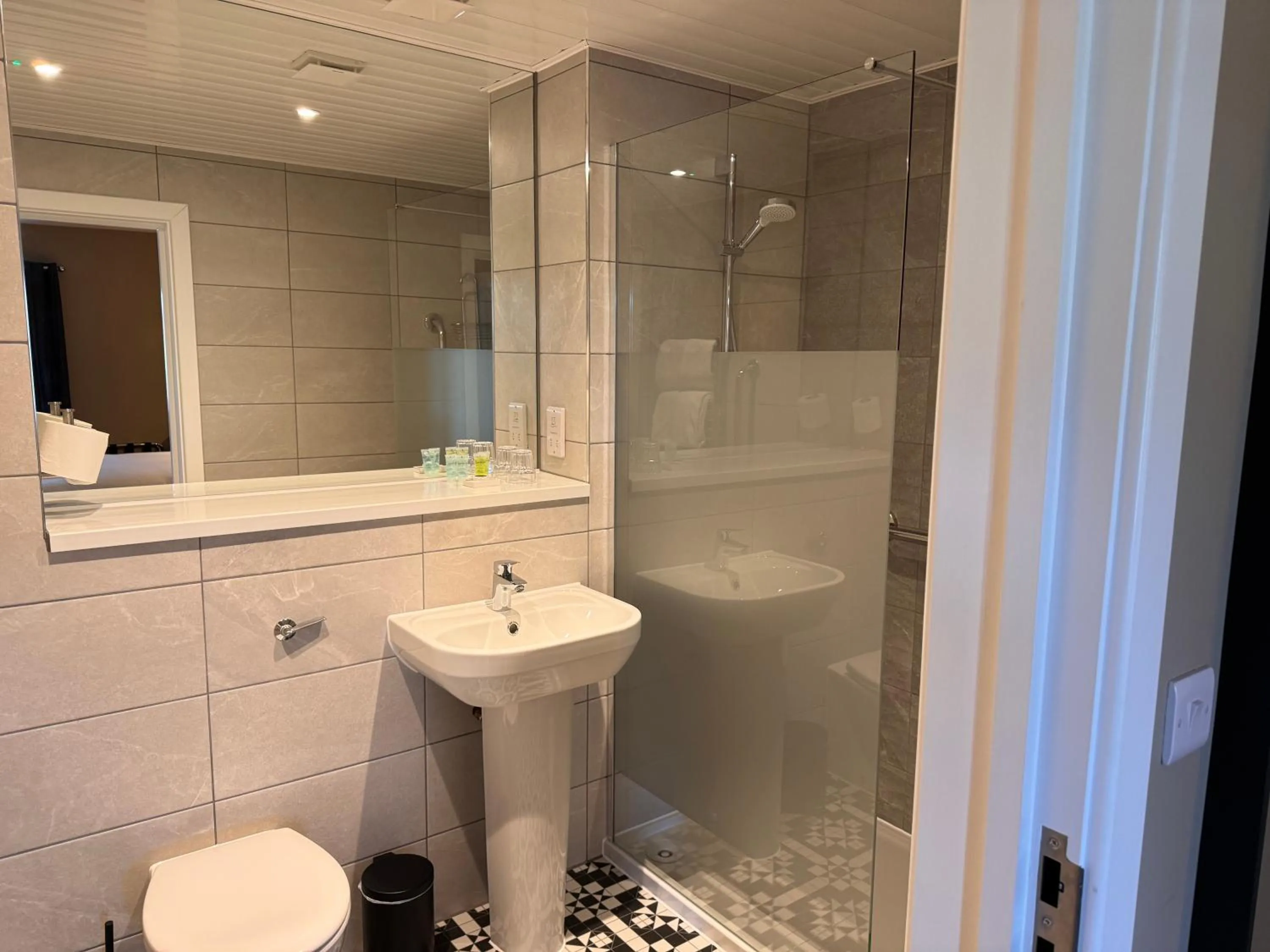 Shower in South Lawn Hotel