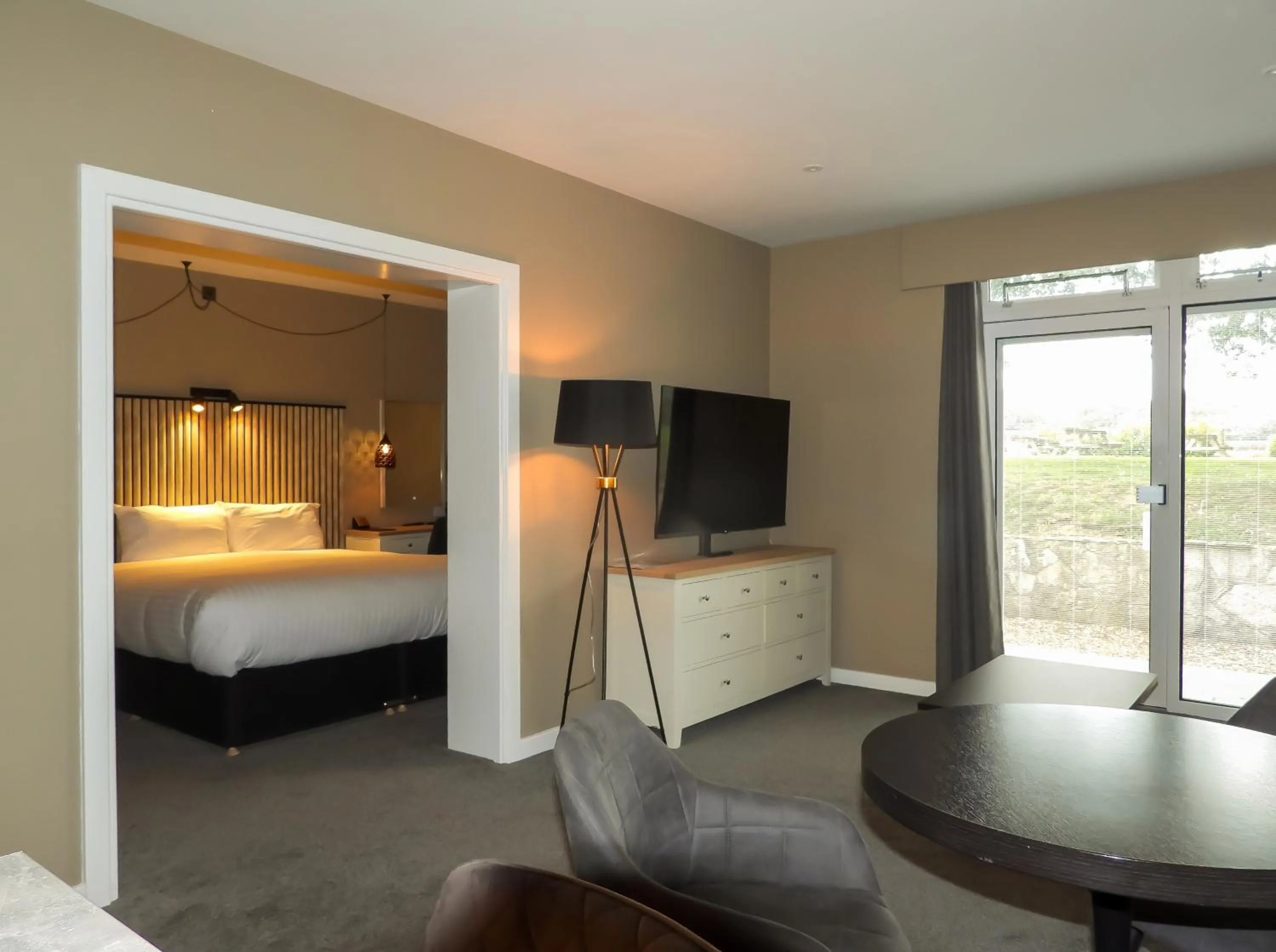 Photo of the whole room, Bed in South Lawn Hotel