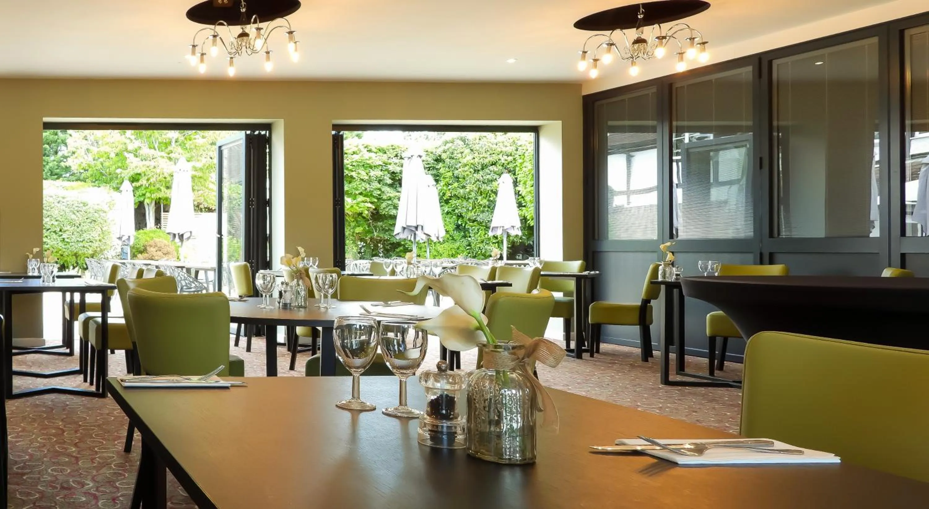 Restaurant/places to eat in South Lawn Hotel