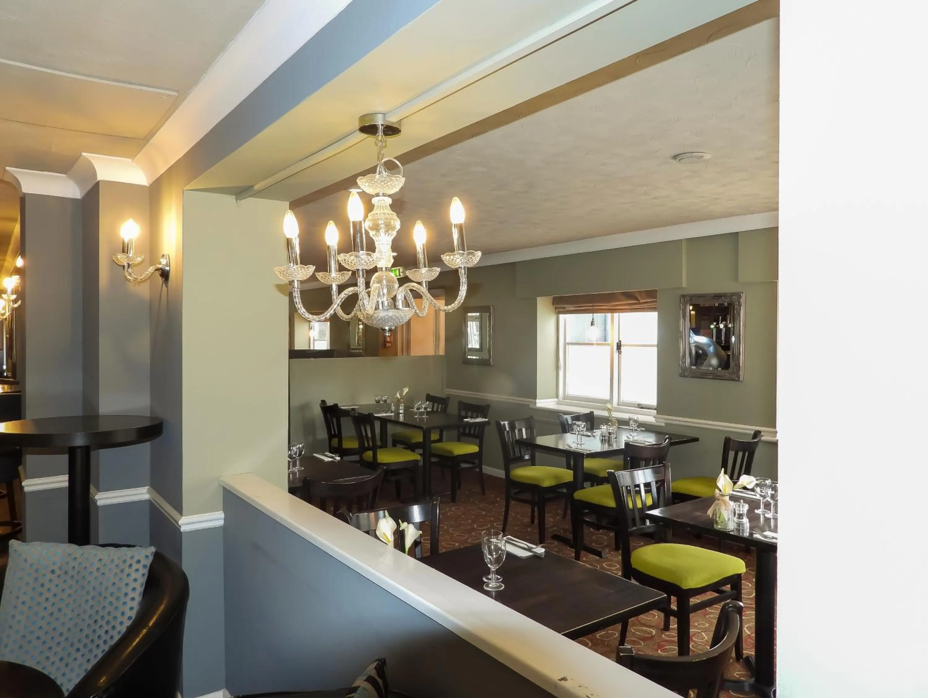 Restaurant/places to eat in South Lawn Hotel