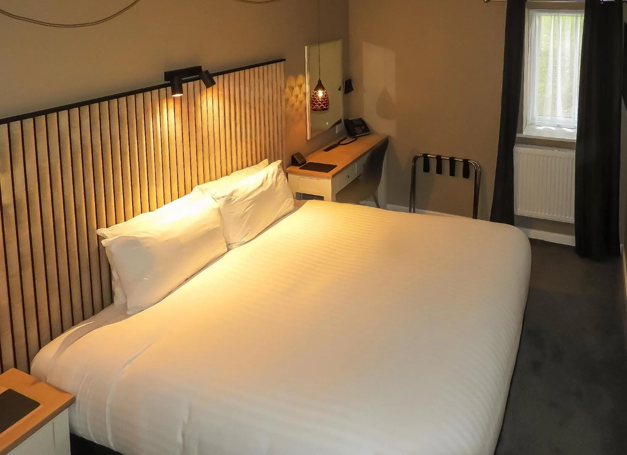 Bedroom, Bed in South Lawn Hotel