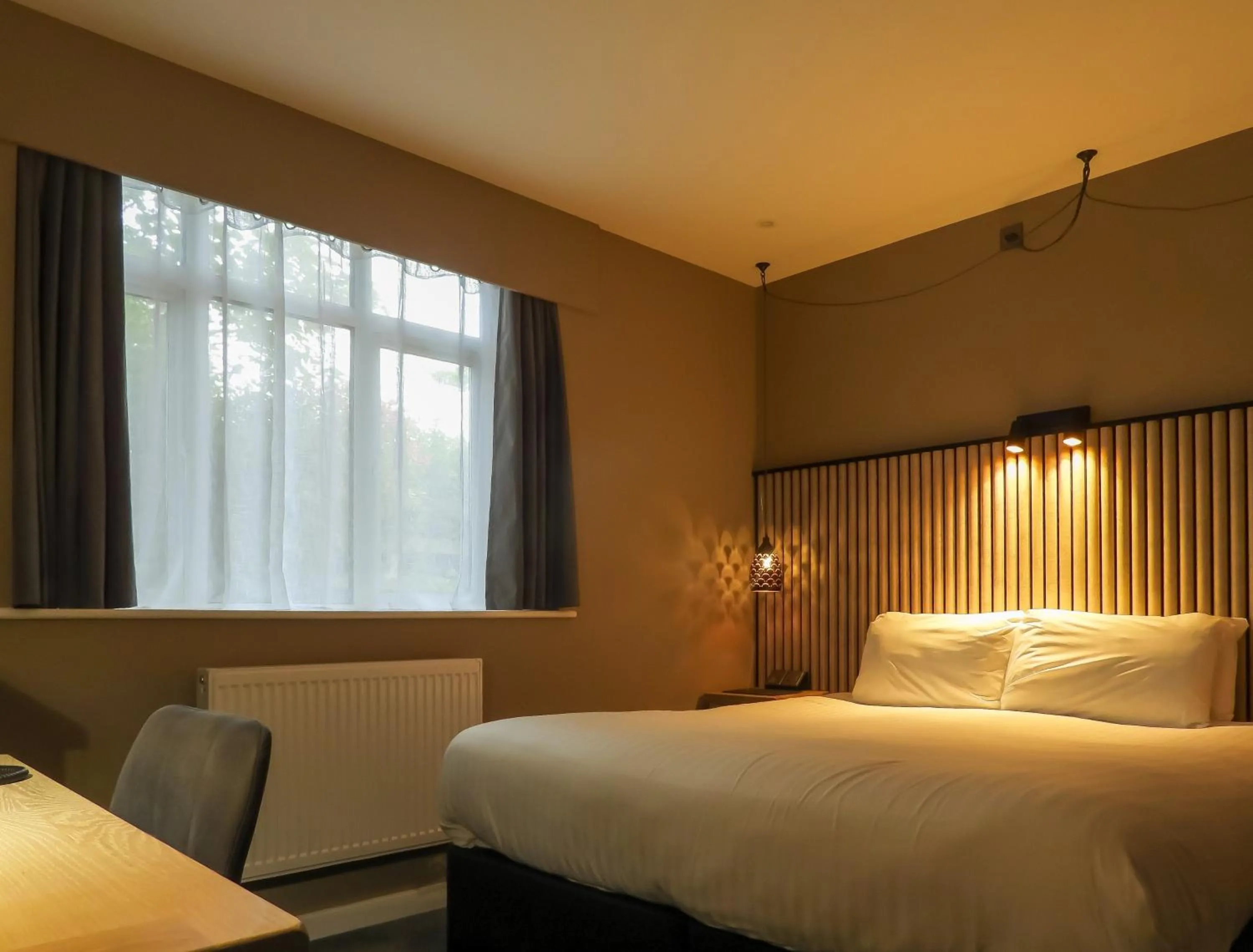 Bedroom, Bed in South Lawn Hotel