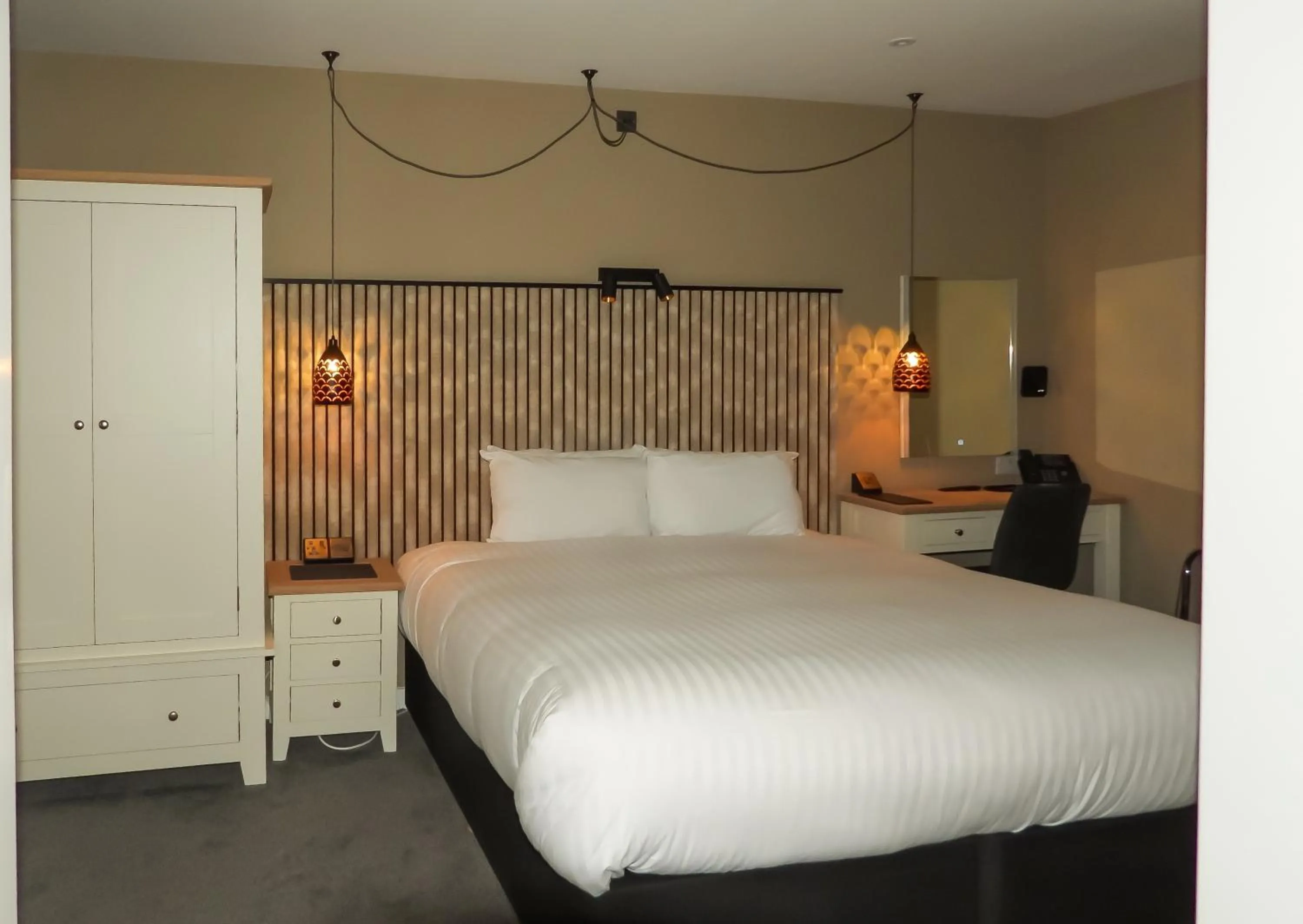 Bedroom, Bed in South Lawn Hotel