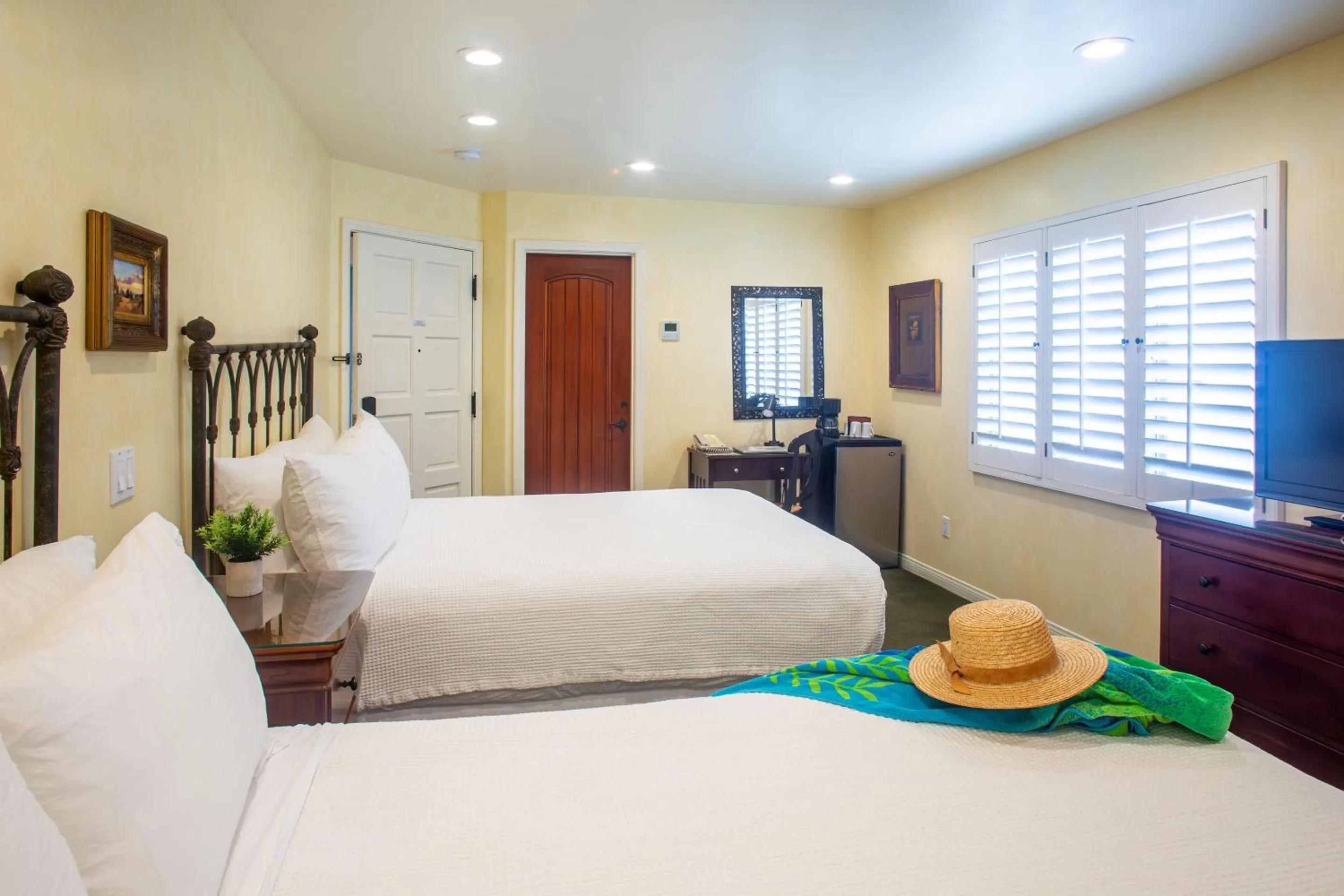 Guests, Bed in Castillo Inn at the Beach