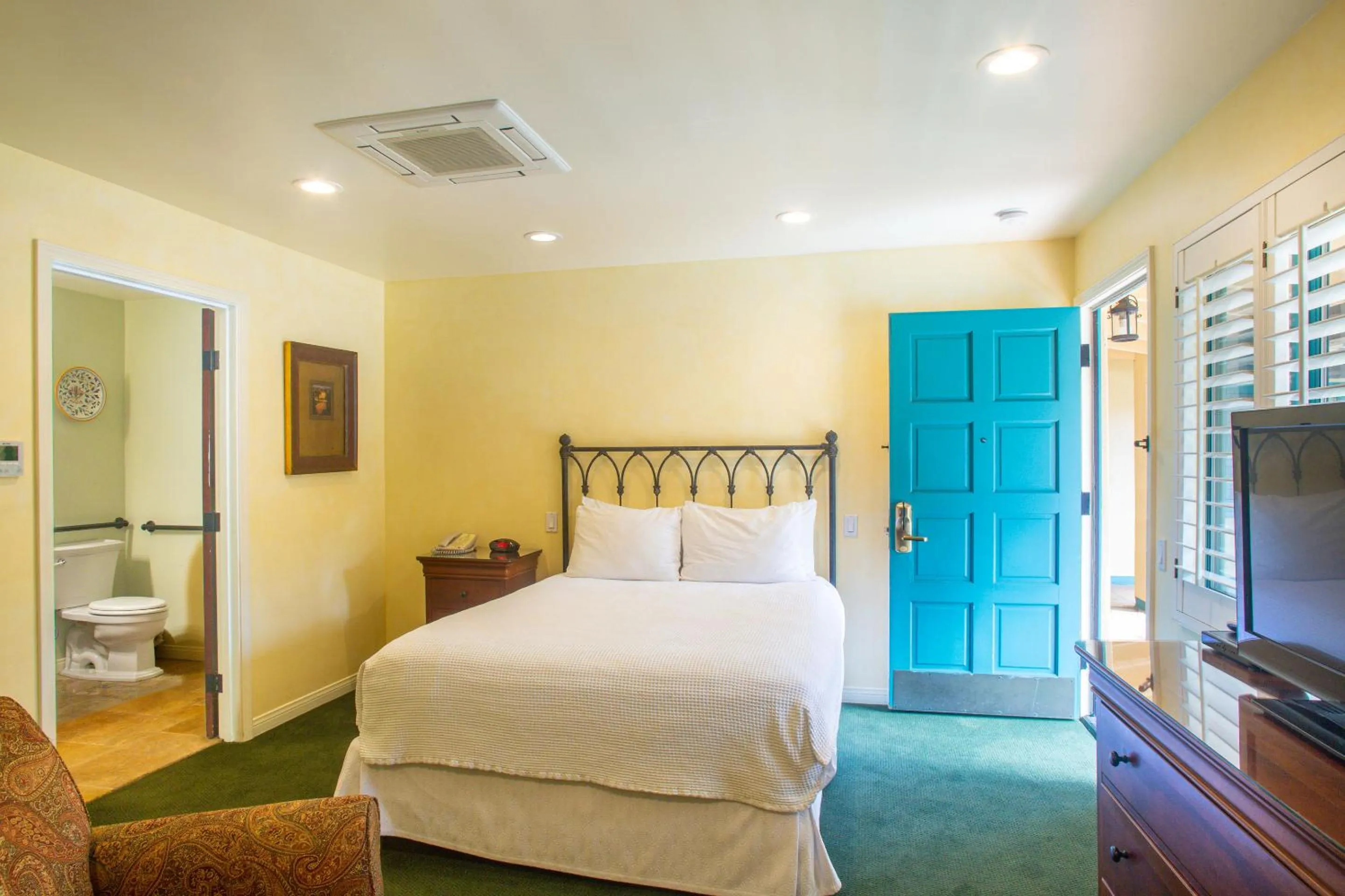Guests, Bed in Castillo Inn at the Beach