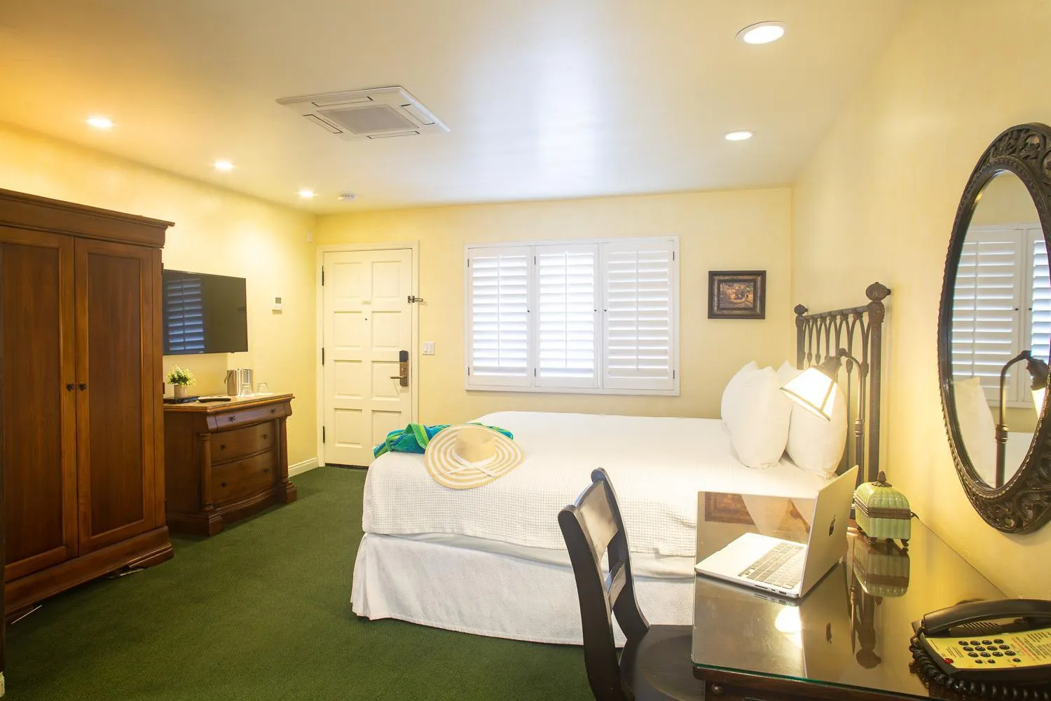 Bed in Castillo Inn at the Beach