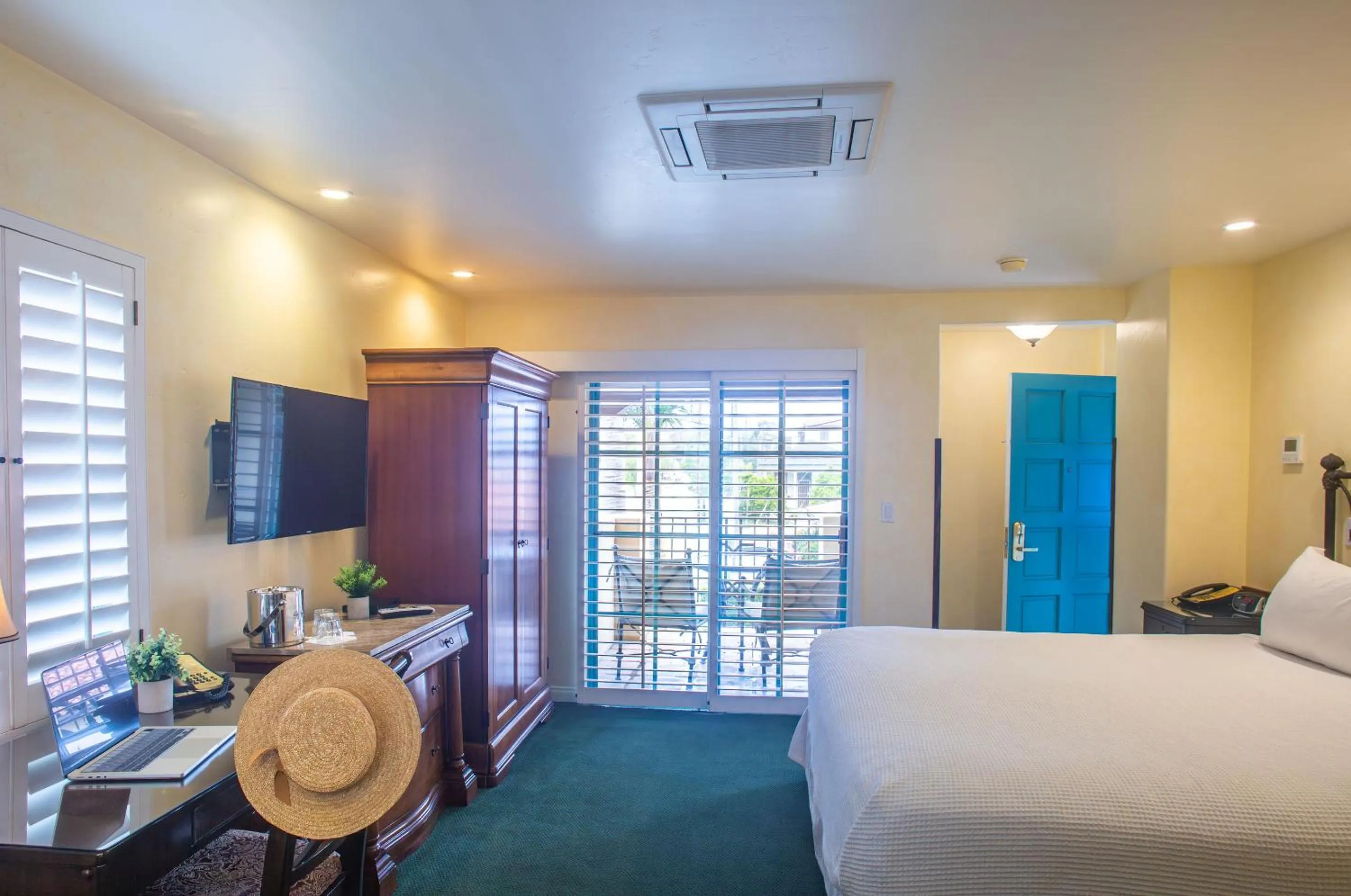 Bedroom, Bed in Castillo Inn at the Beach