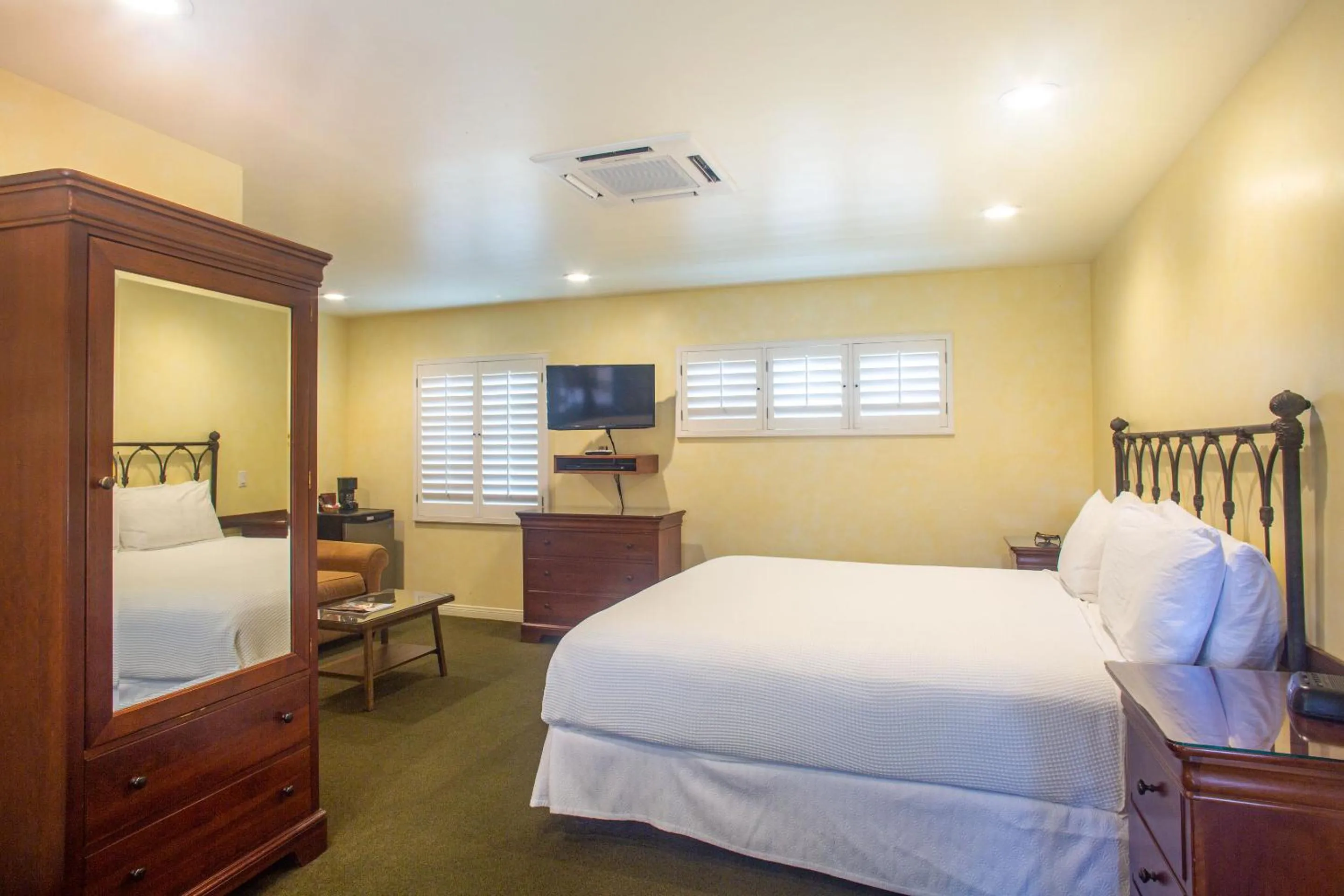 Bed in Castillo Inn at the Beach