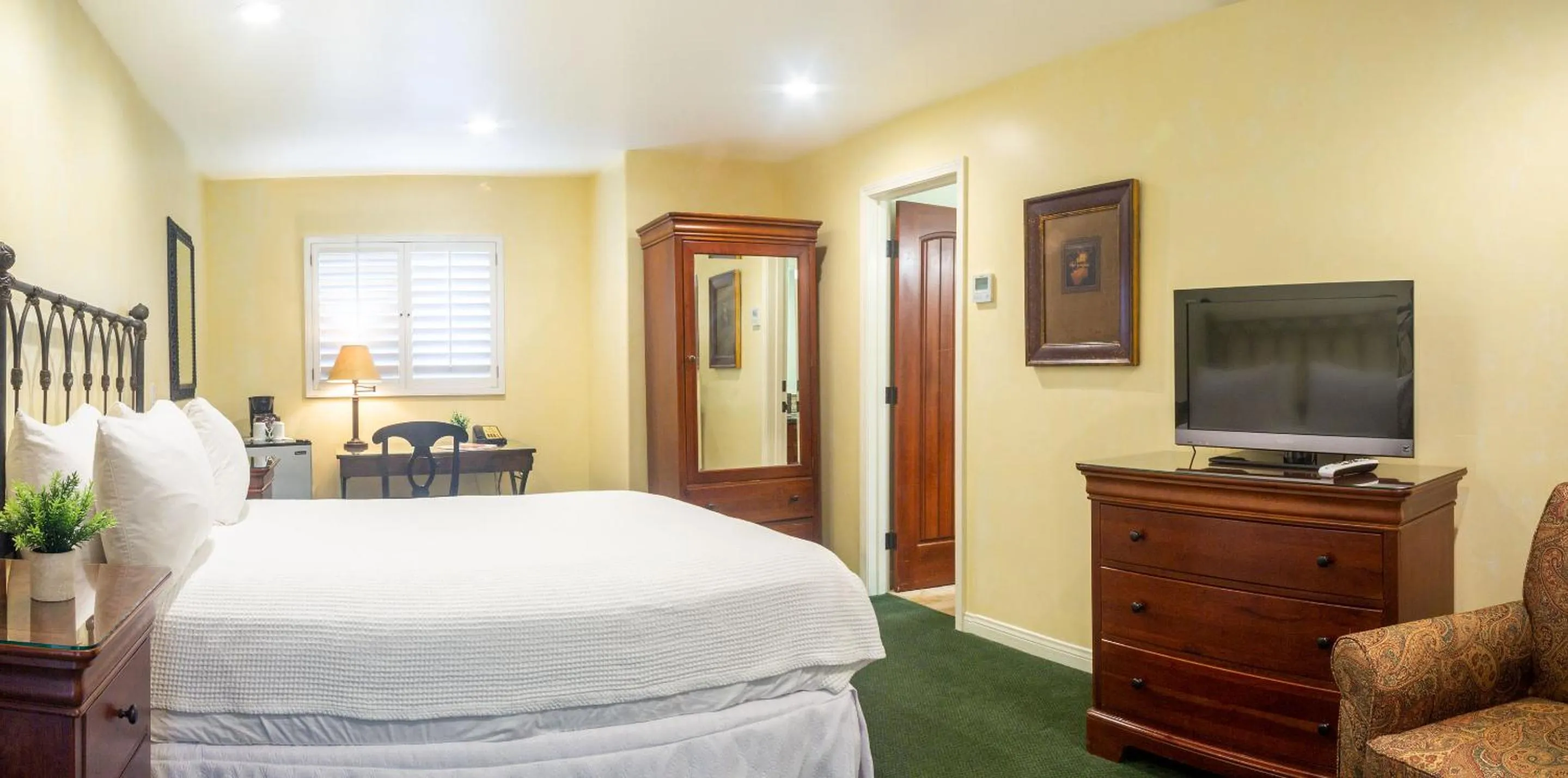 Bed in Castillo Inn at the Beach