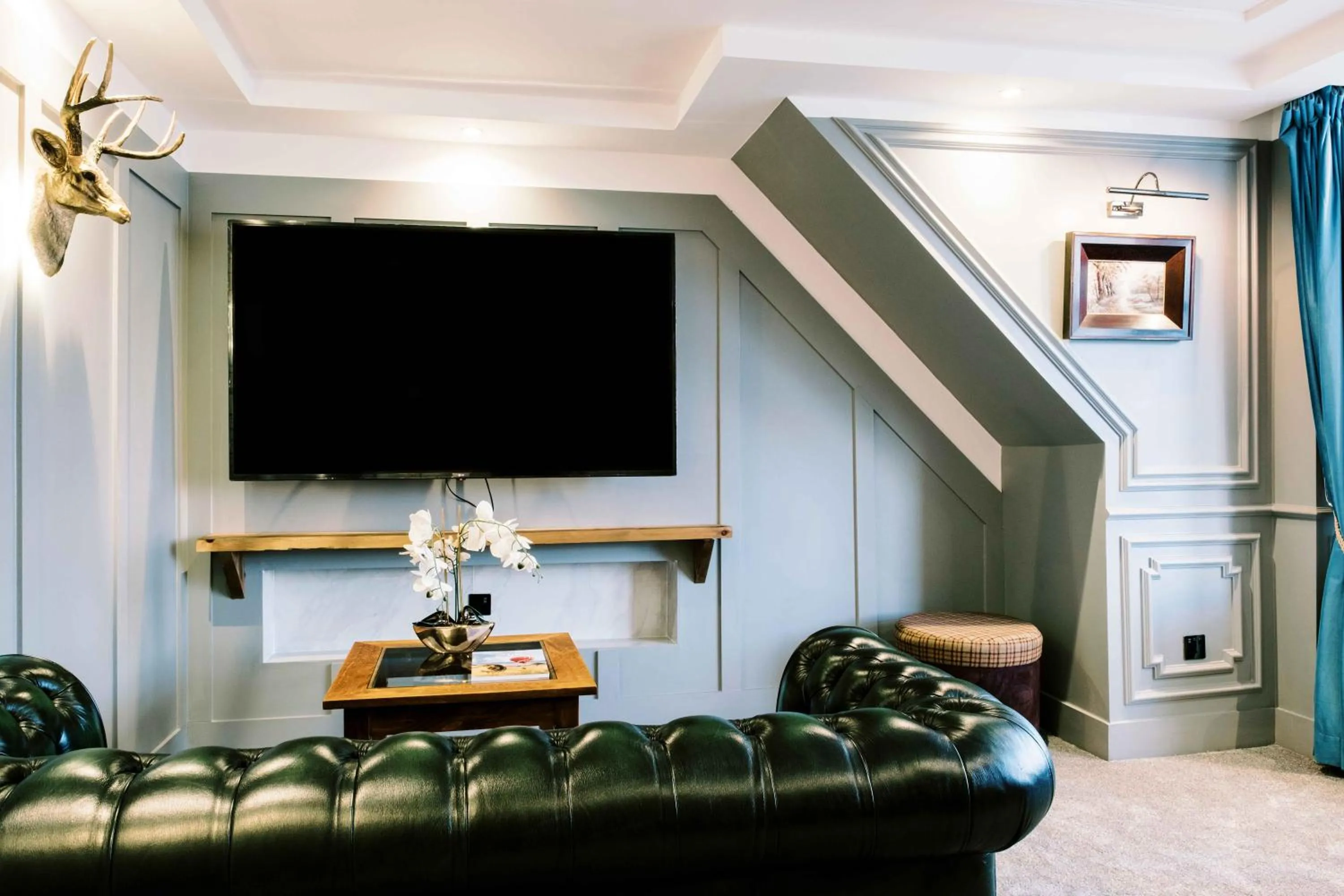 Communal lounge/ TV room in Muthu Queens Hotel, Oban