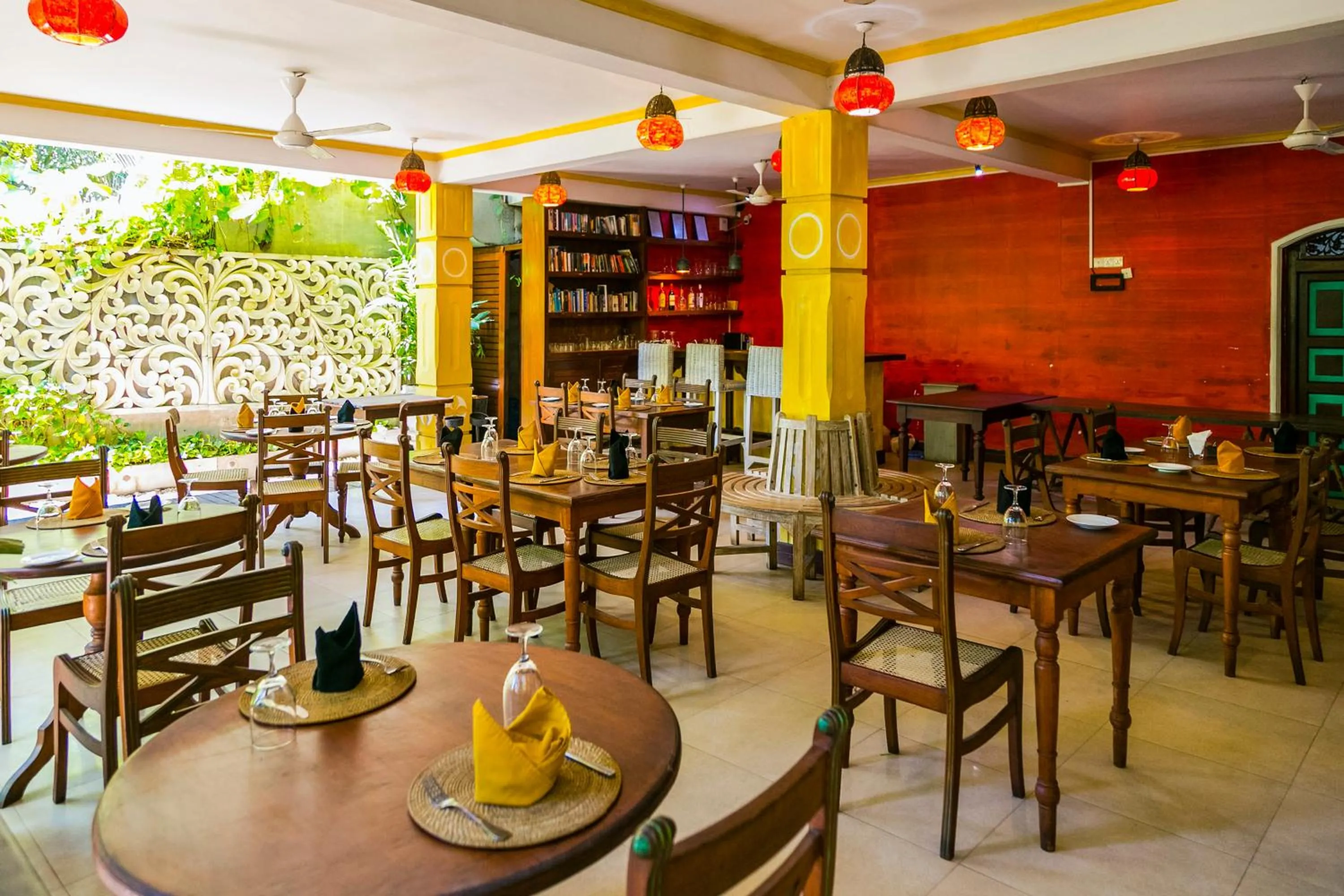 Restaurant/places to eat in Thambapanni Retreat