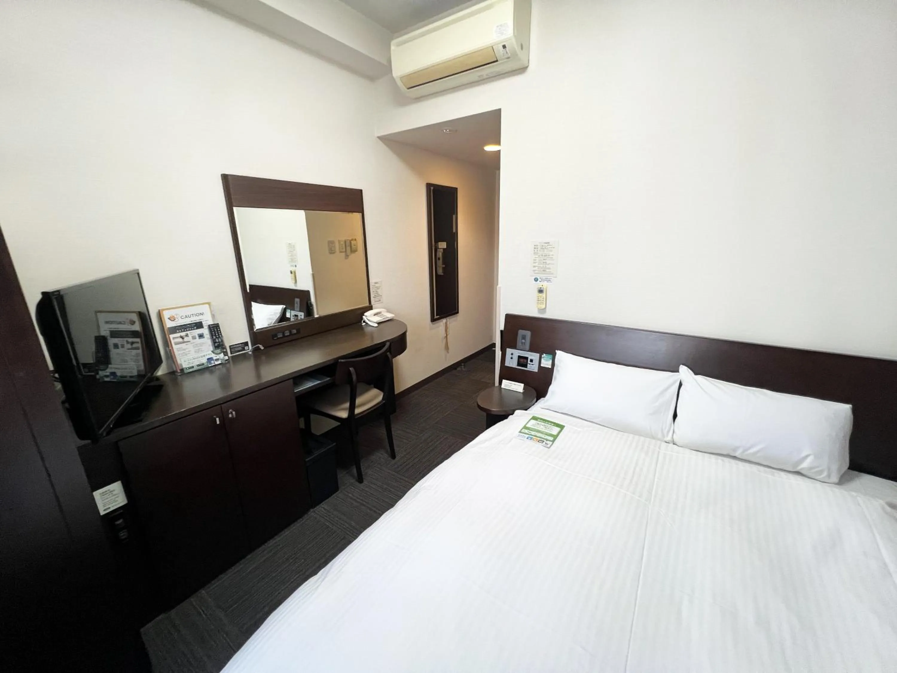 Photo of the whole room, Bed in Hotel Route-Inn Shin Gotemba Inter -Kokudo 246 gou-