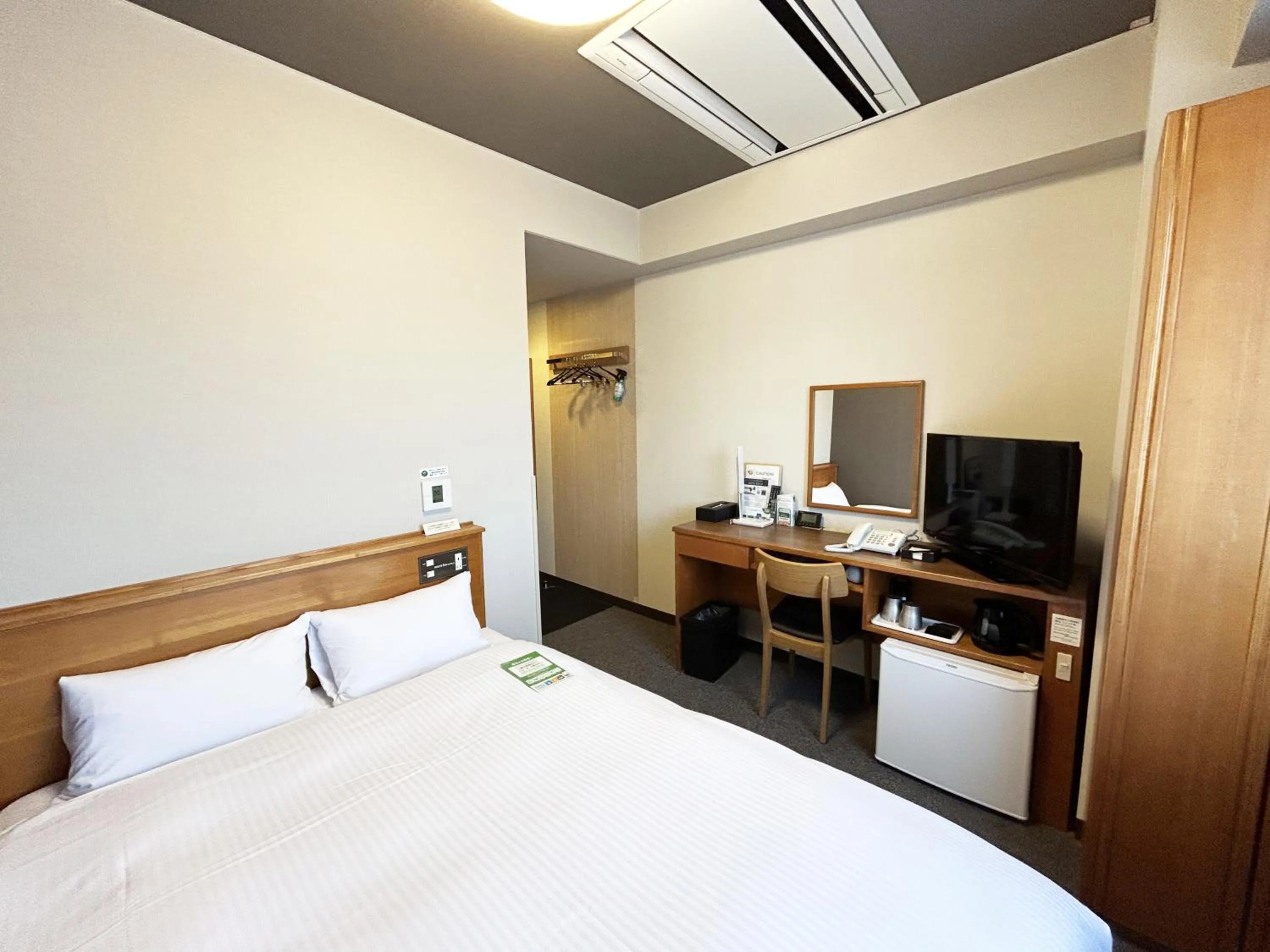 Photo of the whole room, Bed in Hotel Route-Inn Shin Gotemba Inter -Kokudo 246 gou-