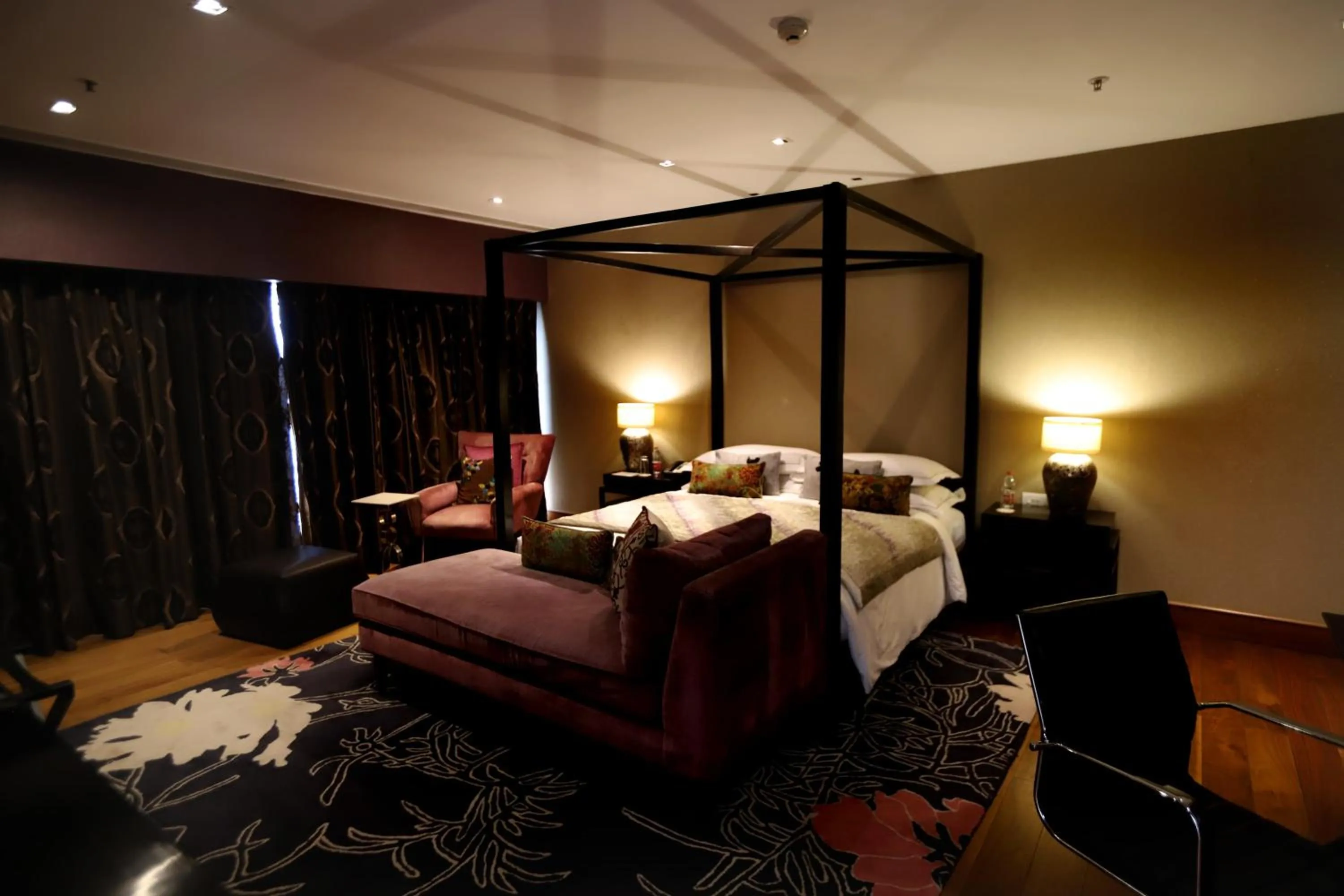 Photo of the whole room, Bed in Taj Dal View Srinagar