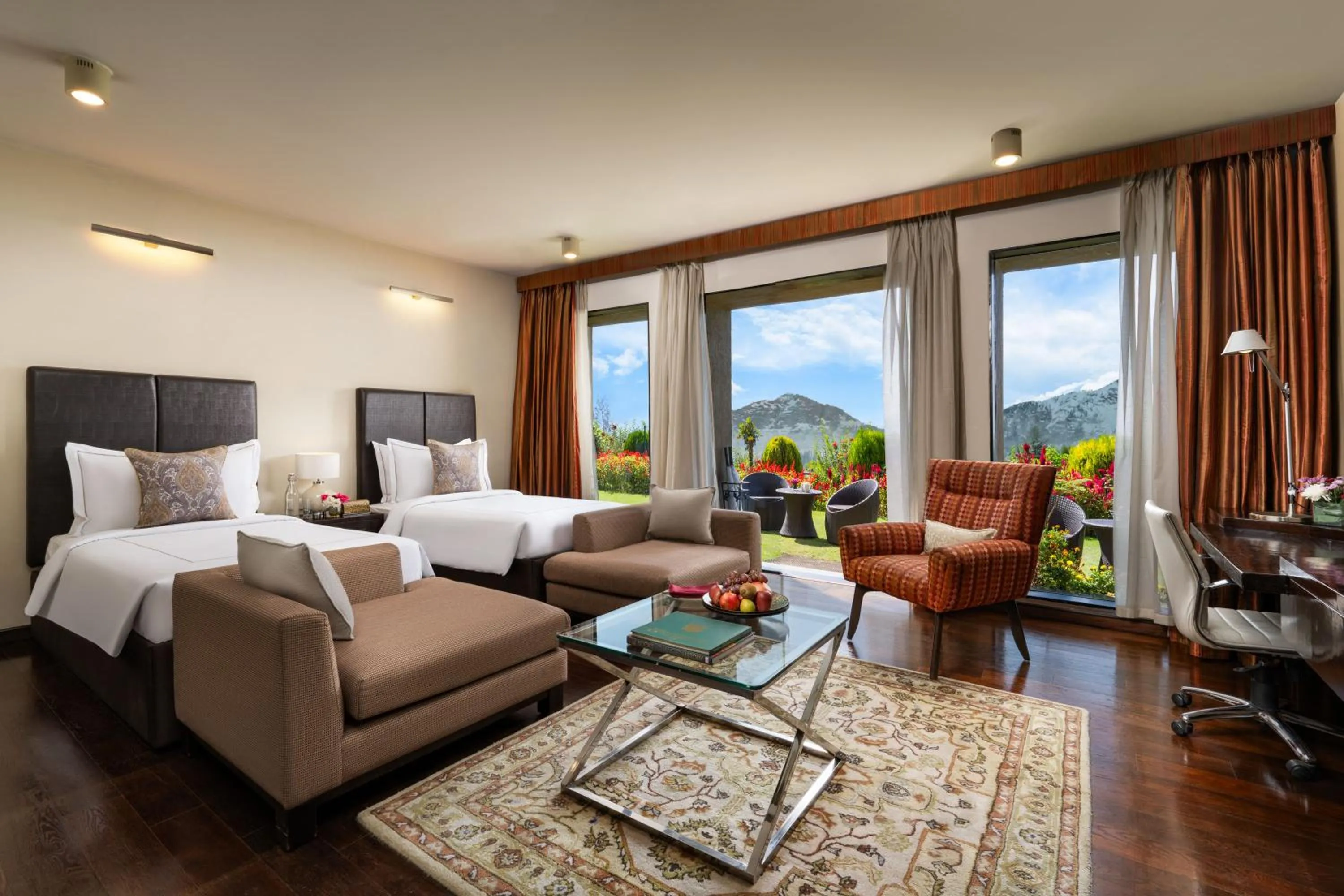 Bed in Taj Dal View Srinagar