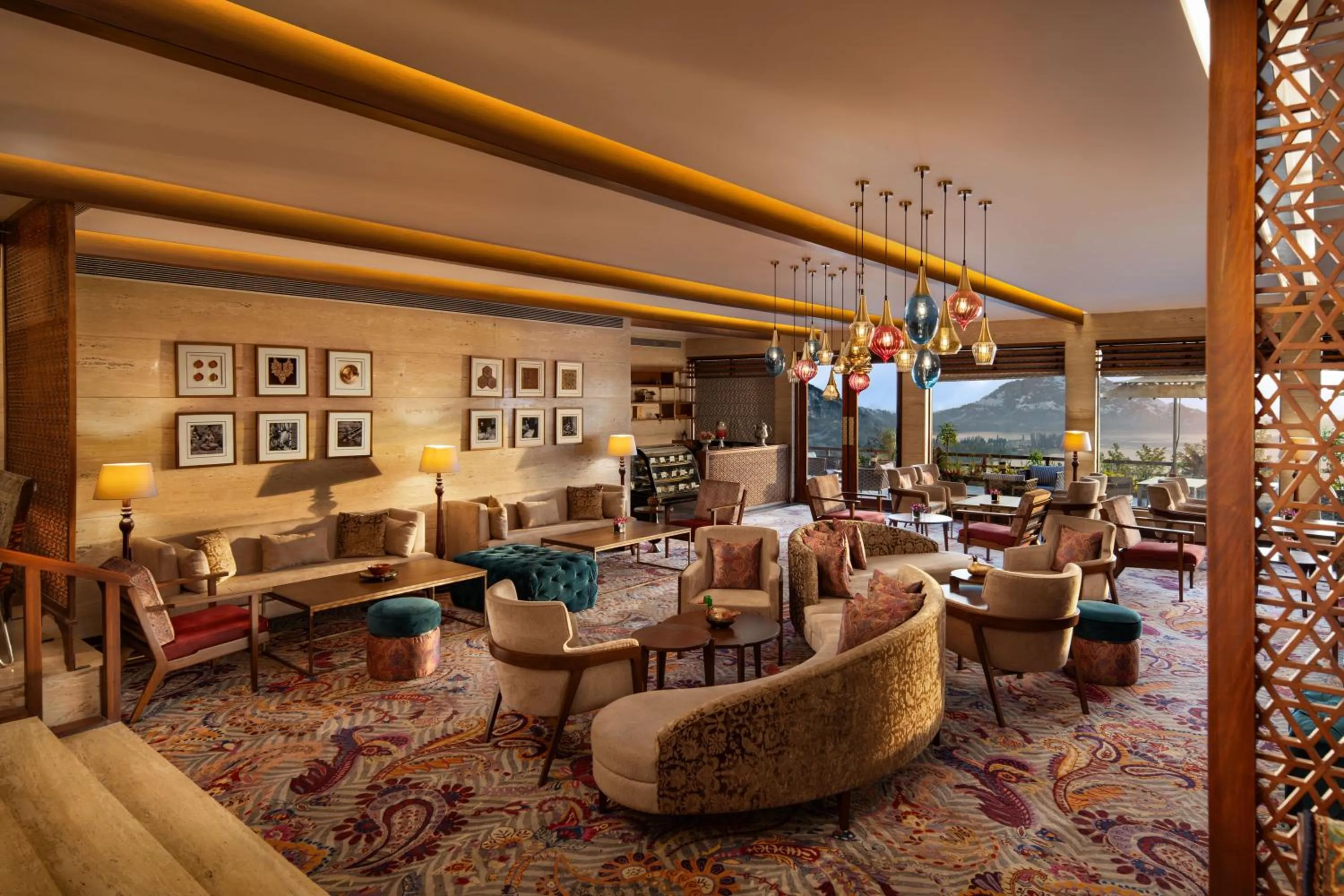 Restaurant/places to eat in Taj Dal View Srinagar