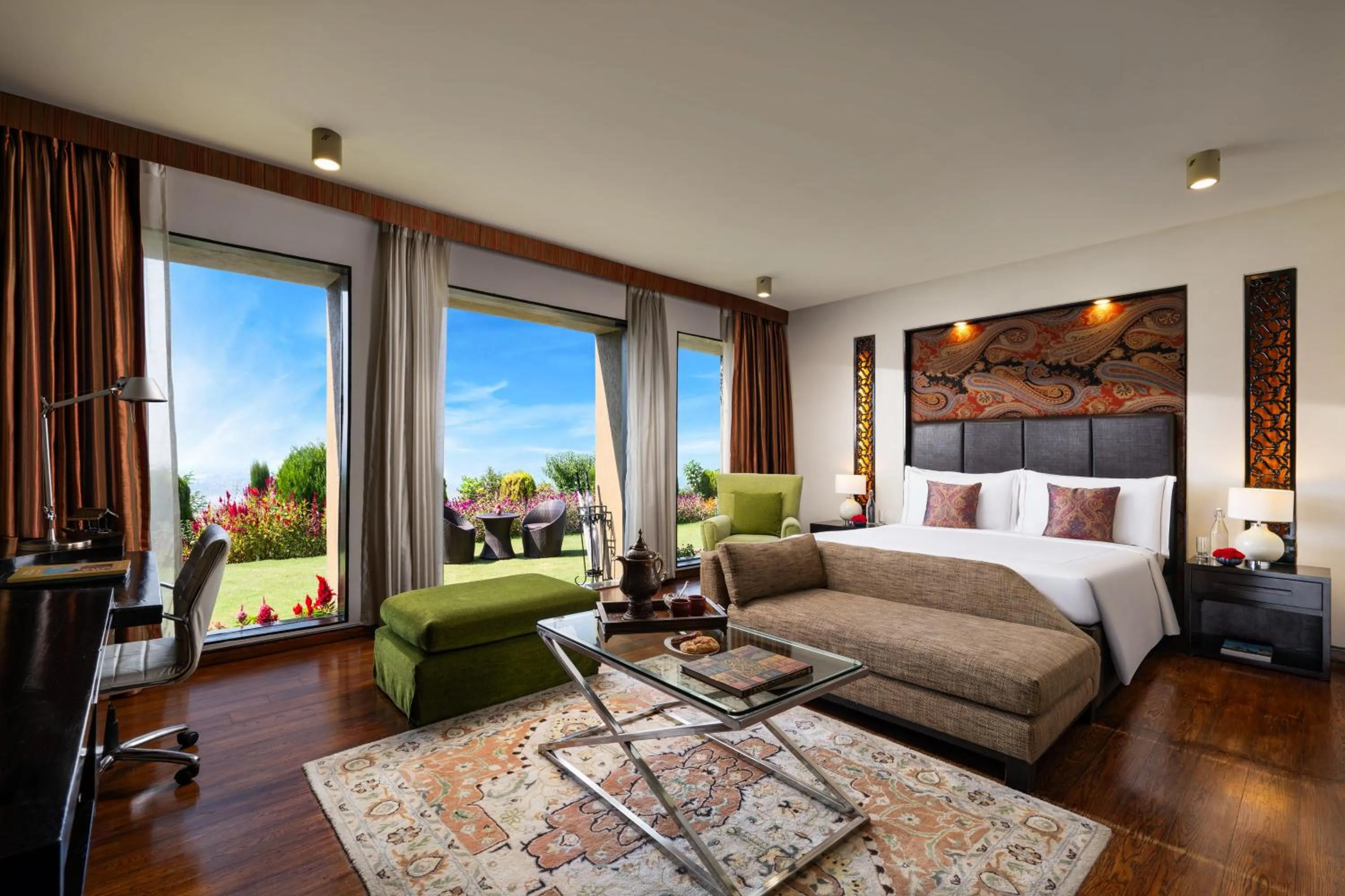 Bed in Taj Dal View Srinagar