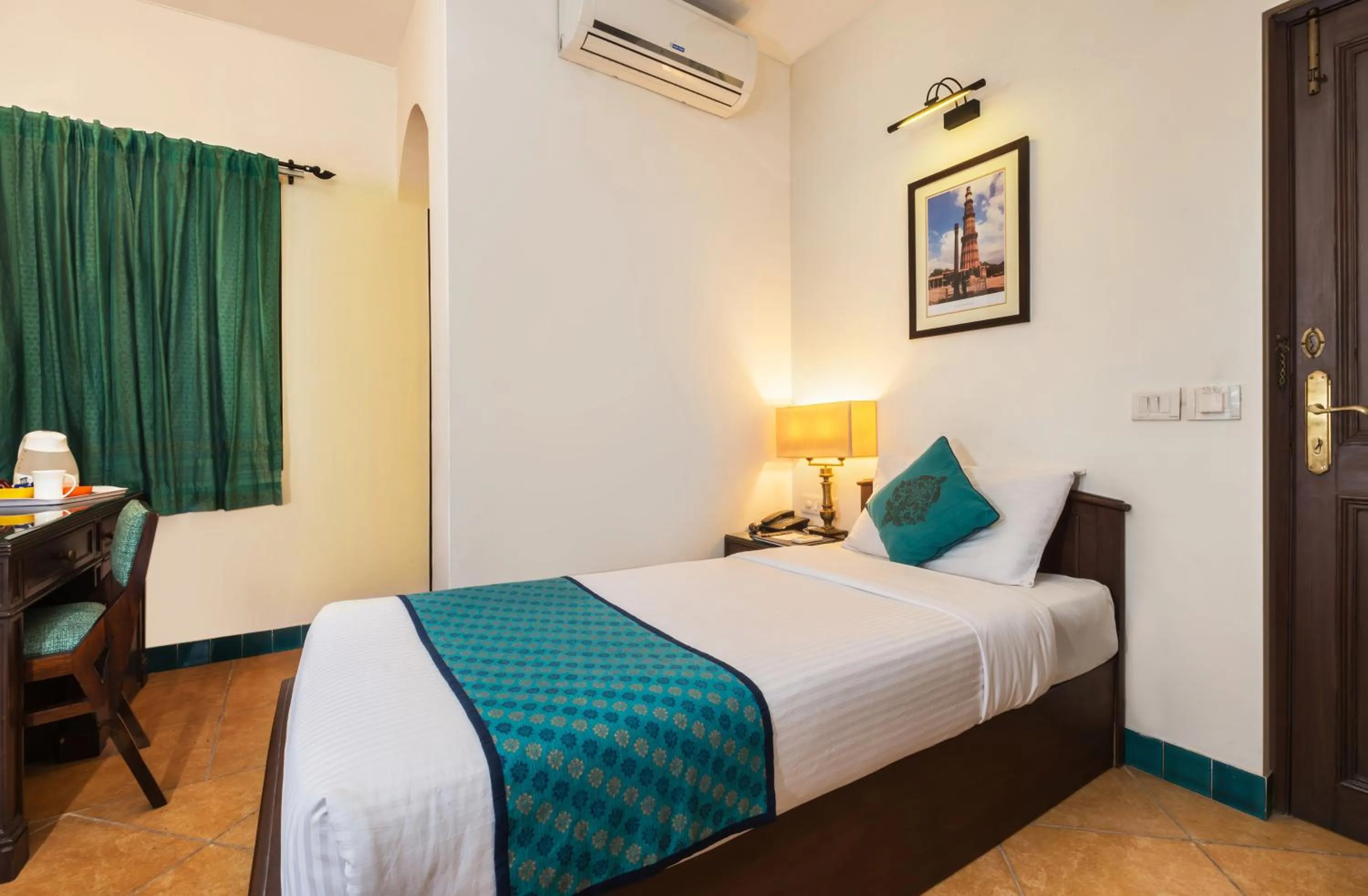 Bed in Home@F37 Kailash Colony Metro