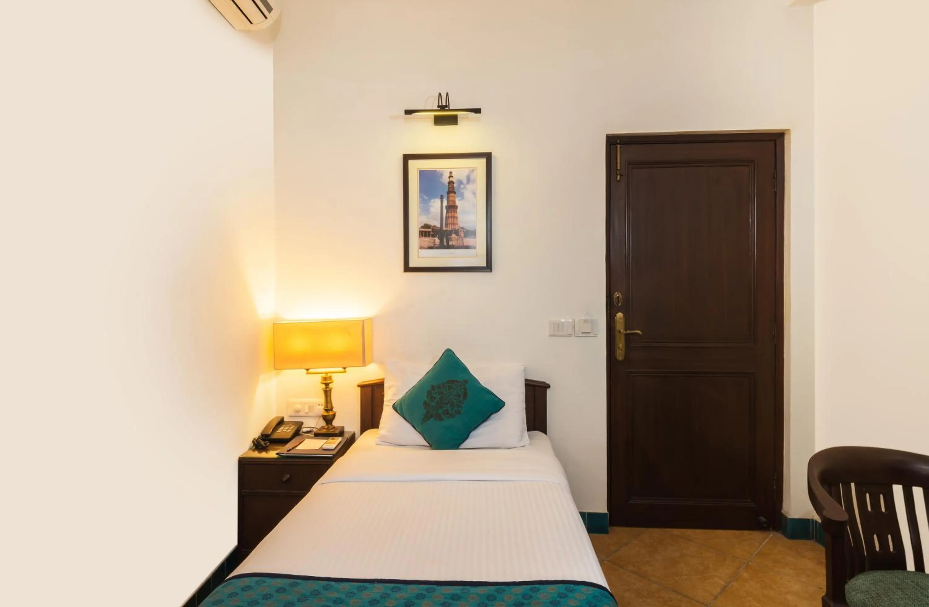 Bed in Home@F37 Kailash Colony Metro