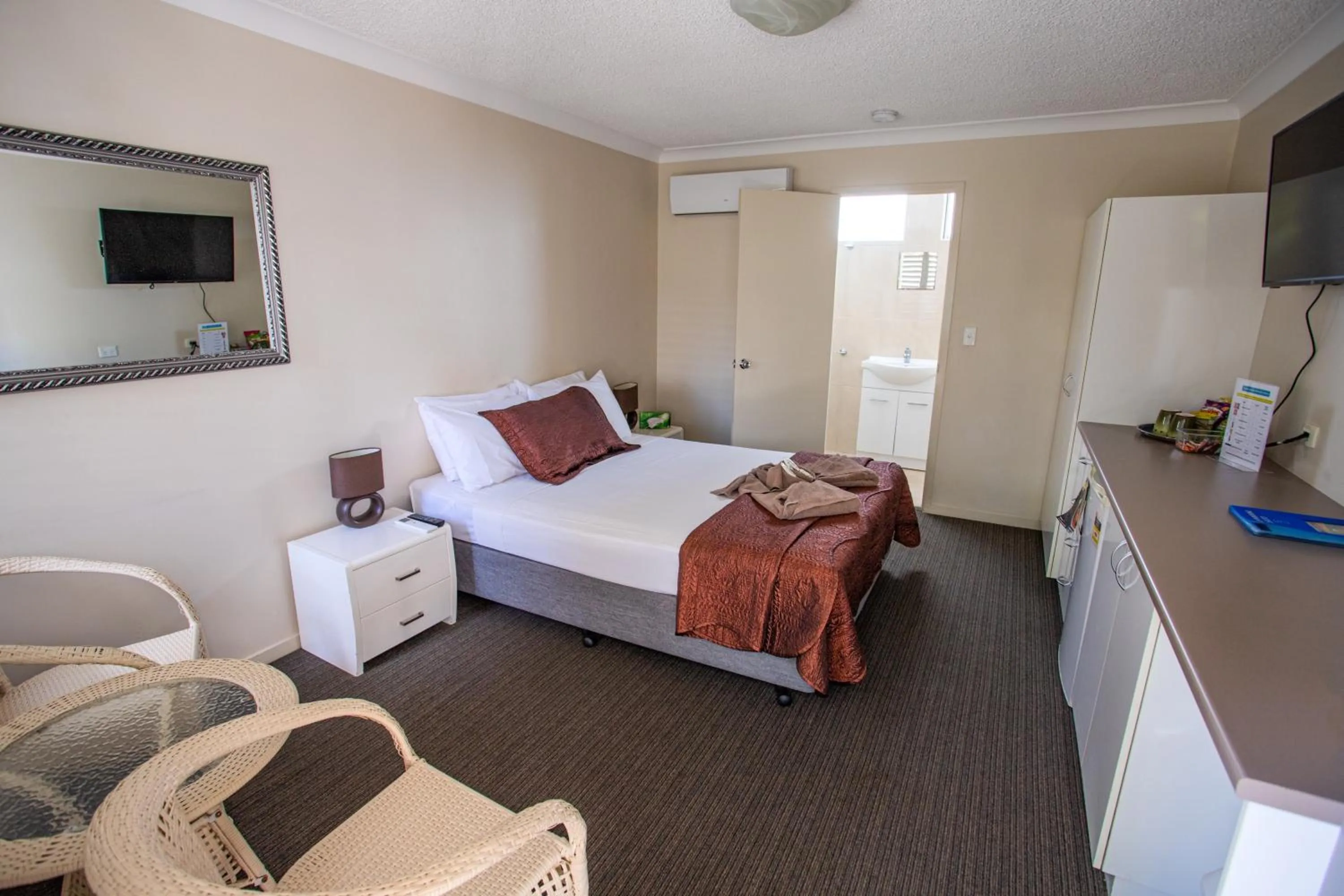 Bedroom, Bed in Tropicana Motel