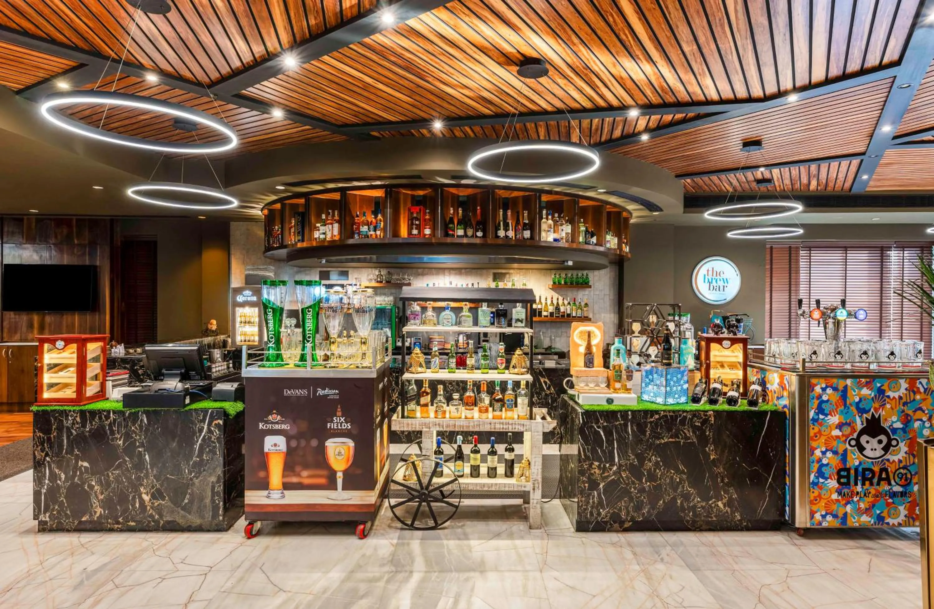 Lounge or bar in Radisson Gurugram Udyog Vihar