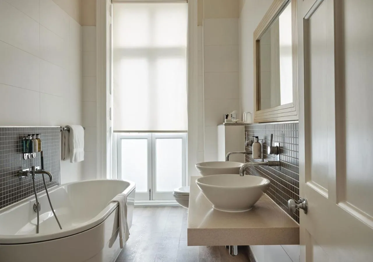 Bathroom in Montagu Place Hotel