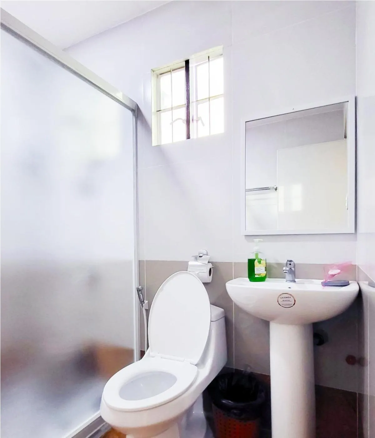 Toilet in B&J Guesthouse and Tours
