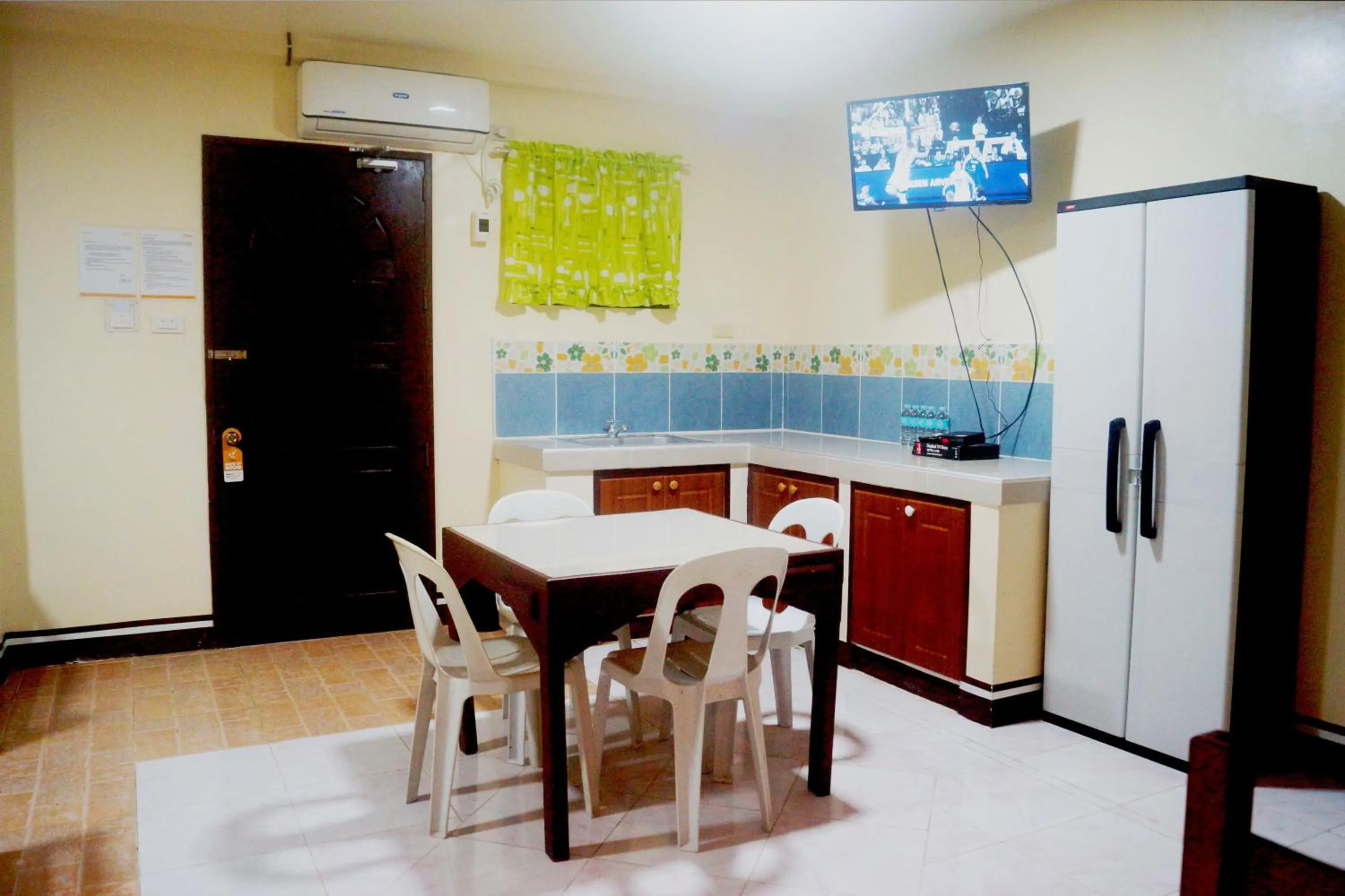Communal lounge/ TV room in B&J Guesthouse and Tours