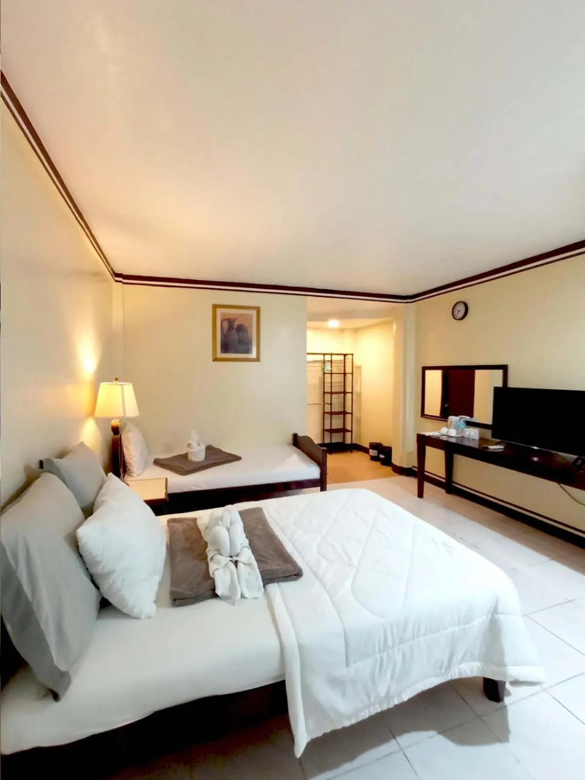 TV and multimedia, Bed in B&J Guesthouse and Tours
