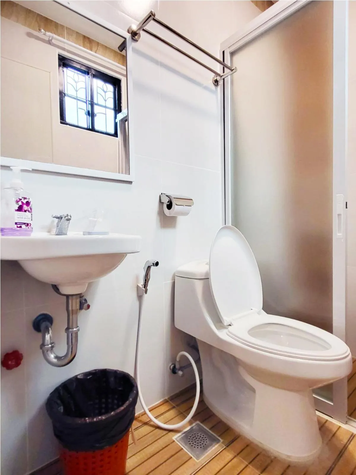 Toilet in B&J Guesthouse and Tours