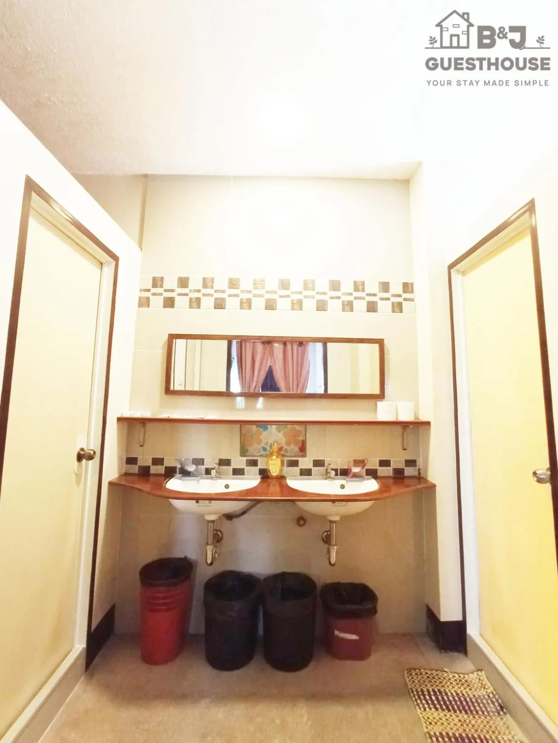 Shower in B&J Guesthouse and Tours