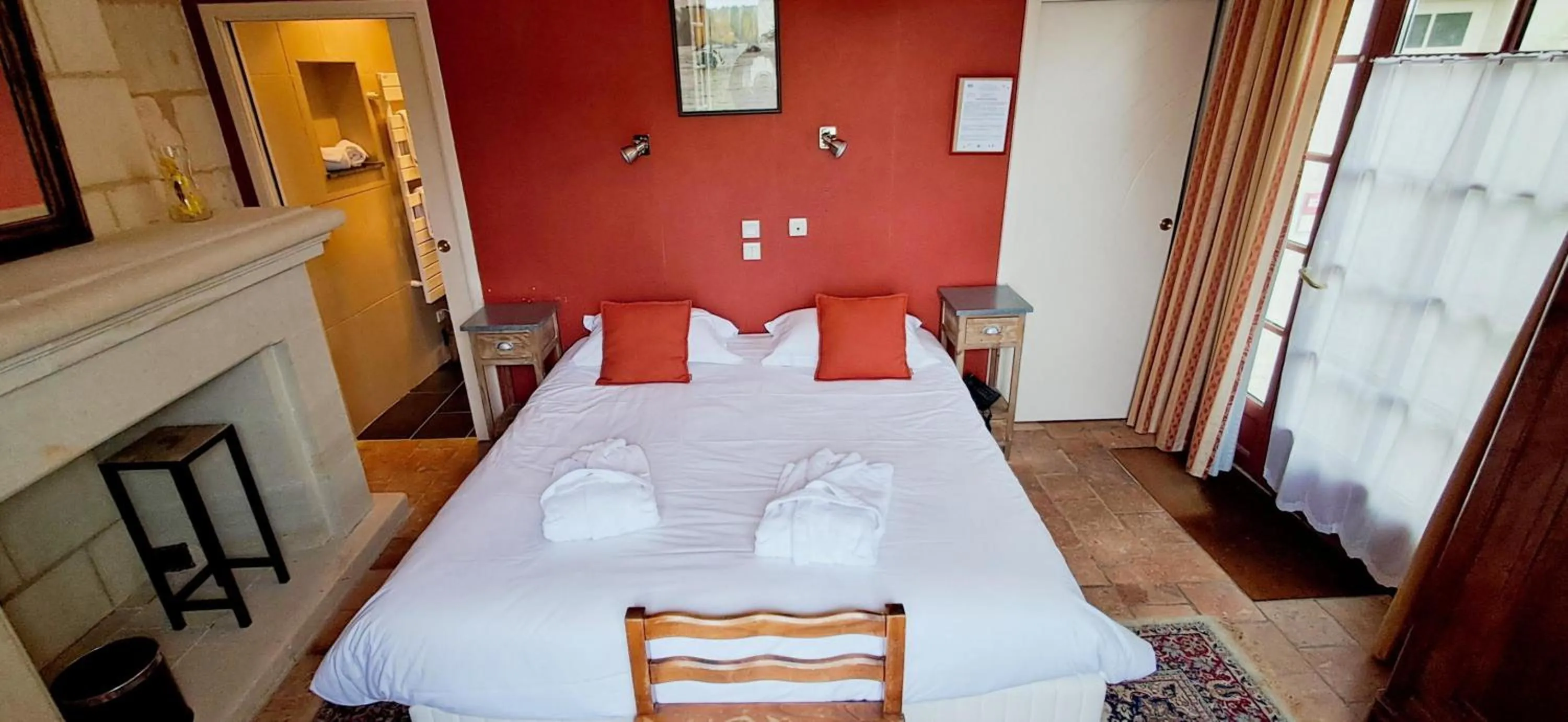 Bed in Logis Hôtel Le Bussy